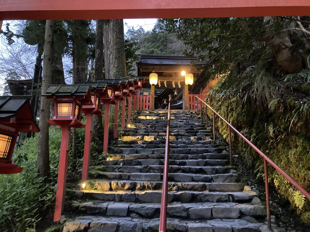 ggg3fukufukumen's tweet photo. おはようございます😊

成功する人は、
「良い口ぐせ」を持っている。

失敗する人は、
「悪い口ぐせ」を持っている。

実は人生の差なんて、
最初はそれくらい小さなものなのかもしれない。

「どうせ無理」
「自分にはできない」
「運が悪い」
「もう終わりだ」

そう言い続けていると、
人は本当に「できない理由」を探し始める。

でも、

「なんとかなる」
「きっと大丈夫」
「これも勉強だ」
「まだやれる」
「ツイてる」
「次はうまくいく」

そう言い続けている人は、
どんな状況でも
「できる方法」を探し始める。

口ぐせは、
ただの言葉じゃない。

毎日、自分が自分にかけている
「暗示」みたいなものなんです。

人間は、
一番よく聞いている言葉に
少しずつ似ていく。

そして、
人生で一番よく聞いているのは、
他人の言葉ではなく、
自分自身の言葉です。

だから、
苦しいときほど言葉を選ぼう。

失敗したら、
「勉強になった」

壁にぶつかったら、
「成長するチャンスだ」

嫌なことがあったら、
「これで厄落としできた」

思い通りにいかなかったら、
「もっと良い道があるのかもしれない」

不安になったら、
「大丈夫。なんとかなる」

言葉を変えた瞬間に、
現実がすぐ変わるわけじゃない。

でも、
言葉を変えると「心」が変わる。

心が変わると「行動」が変わる。

行動が変わると「習慣」が変わる。

習慣が変わると、
やがて「人生」が変わっていく。

だから、
人生を変えたいなら、
まず口ぐせから変えてみればいい。

お金もかからない。
才能もいらない。
今日からできる。

「もうダメだ」ではなく、
「ここからだ」

「できない」ではなく、
「どうすればできる？」

「最悪だ」ではなく、
「これも何かの意味がある」

たった一言の違いが、
一年後、五年後、十年後には、
とてつもなく大きな差になる。

良い言葉を使う人には、
良い考えが生まれる。

良い考えを持つ人には、
良い行動が生まれる。

良い行動を続ける人には、
良い人生が近づいてくる。

たかが口ぐせ。

されど口ぐせ。

毎日、自分が何を口にしているか。

もしかしたら、
人生を決めているのは、
能力でも、才能でも、運でもなく、

「自分が自分に、
どんな言葉をかけ続けているか」

なのかもしれない。

だから今日から、
自分の人生が良くなる言葉を
たくさん口にしよう。

「大丈夫」
「なんとかなる」
「まだこれから」
「きっとうまくいく」

言葉は、
未来への種まきです。

どうせ毎日、
何かを口にするのなら、

自分の人生を壊す言葉ではなく、
自分の人生を救う言葉を。

あなたの口ぐせが、
あなたの未来をつくっていく。