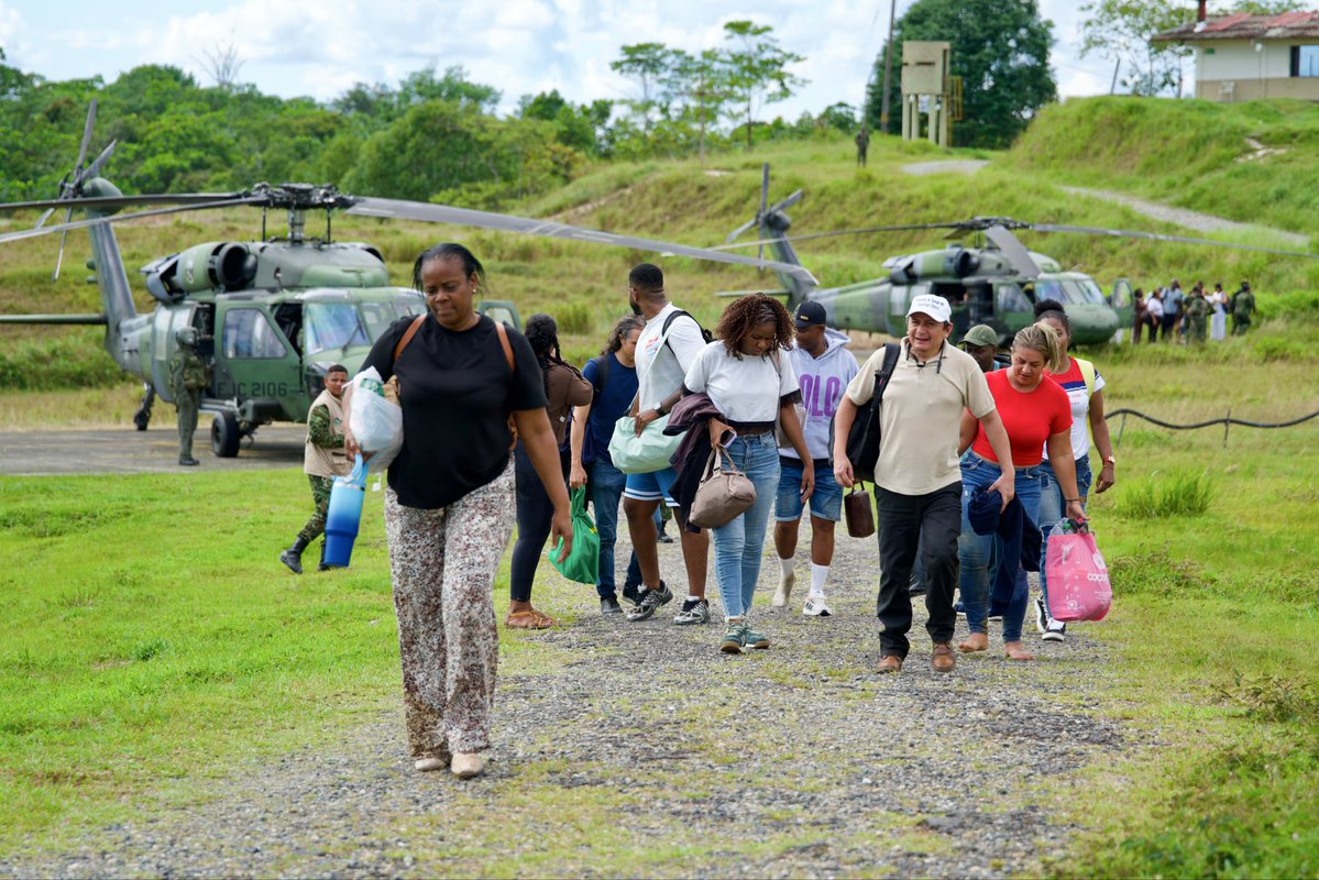 NubiaCarolinaCC's tweet photo. Las 45 personas afectadas por el ataque del ELN se encuentran ya sanas y salvas en las instalaciones de la XV Brigada del Ejército en Quibdó. Estamos en este momento brindándoles atención psicosocial, en la verificación de derechos a los menores y coordinando el que puedan finalmente ir a descansar después de estas horas tan difíciles. Dolorosamente este ataque mantuvo retenidos a 37 adultos, 4 menores de edad entre los que hay dos bebés de 8 y 2 meses. Y a los 4 conductores de la empresa de transporte. Todos están ilesos gracias a Dios. 
Reiteramos nuestro rotundo rechazo a la acción criminal de los grupos que involucran a la población civil. El respeto por los derechos humanos de la población debe ser una frontera infranqueable. 
Quiero reiterar mi gratitud a nuestro Ejército Nacional por su valerosa acción en medio de estas circunstancias.
