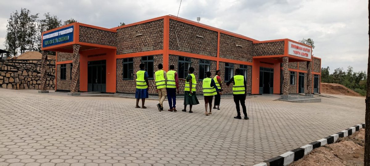 Yegogatsibo's tweet photo. Mayor @RichardGasana 
yatashye ku mugaragaro inzu mberabyombi y'urubyiruko (Youth Center) ifite ubushobozi bwo kwakira abantu basaga magana arindwi (700) mu Murenge wa Rwimbogo,ikaba izafasha urubyiruko kwidagadura @RwandaYouthArts  @jnabdallah @GatsiboDistrict @harerimana_tito https://t.co/o3hxiXKsJi