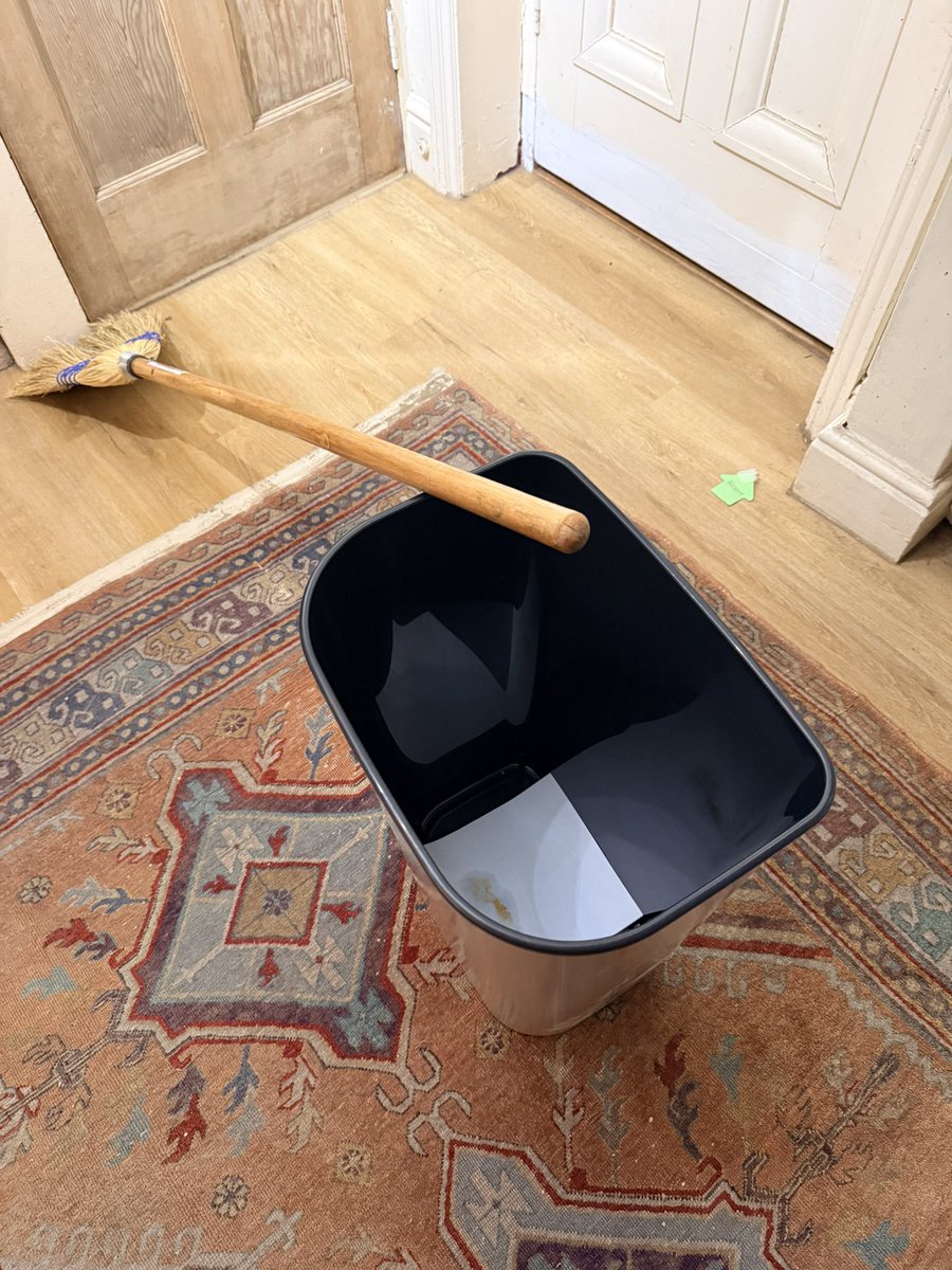 2147mill's tweet photo. Paper in the bin but no mouse ffs. How does a mouse jump a near on vertical metre. I think I may need to deploy a mouse trap… Tom is being beaten by Jerry https://t.co/5SIcbrzfU8
