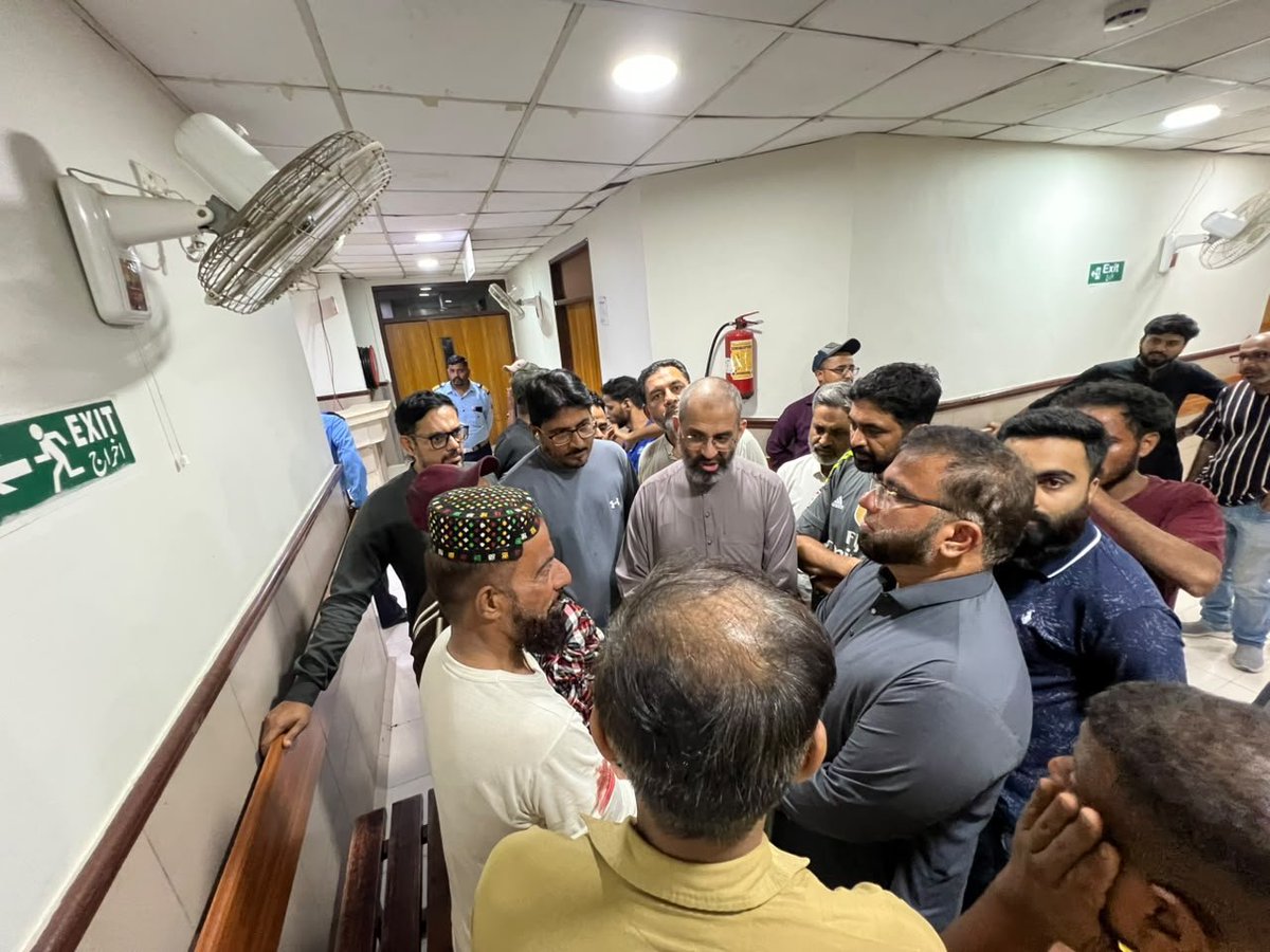 monemzafarkhan's tweet photo. یہ حملہ صرف جماعت اسلامی پر نہیں بلکہ لیاری کے پرامن عوام، جمہوری جدوجہد اور حق کی آواز پر حملہ ہے۔ گنجان علاقے میں دہشت گردوں کا حملہ کر کے باآسانی فرار ہو جانا سندھ حکومت اور قانون نافذ کرنے والے اداروں کی کارکردگی پر سنگین سوال ہے۔

واضح کر دینا چاہتے ہیں کہ جماعت اسلامی کو دھمکیوں، حملوں اور دہشت گردی سے ہرگز نہیں روکا جا سکتا۔ حق دو لیاری کو مہم اور بدل دو نظام تحریک پہلے سے زیادہ عزم کے ساتھ جاری رہے گی۔ لیاری کے عوام کے حقوق، عدل، امن اور خدمت کی جدوجہد ہر قیمت پر جاری رکھیں گے۔

مطالبہ کرتا ہوں کہ حملہ آوروں اور ان کے سہولت کاروں کو فوری گرفتار کر کے قانون کے مطابق سخت سزا دی جائے، ورنہ جماعت اسلامی عوام کے ساتھ مل کر آئندہ کے لائحہ عمل کا اعلان کرے گی۔

#Lyari #JamaateIslami #Karachi #PPP
 #حق_دو_لیاری 
#بدل_دو_نظام