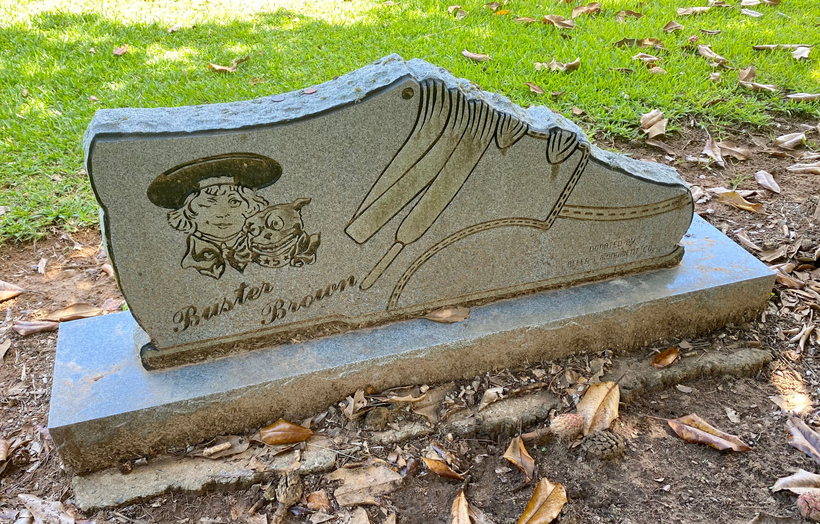 PhantomPhixerP3's tweet photo. @GrowingUpRetro Found his grave by chance. He's buried in a cemetery famous for circus performers in Hugo, Ok. If you are near there, it's worth a stop. https://t.co/veKqZaIlfm
