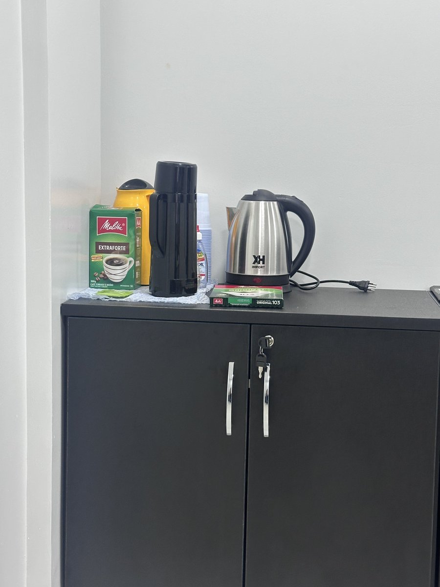 annaiors's tweet photo. o assistente aqui da minha unidade comprou uma garrafa de café preta pq de acordo com ele a minha garrafa amarela não combinava com os armários, eu vou me m* na frente dele https://t.co/vVWVAmX2xj