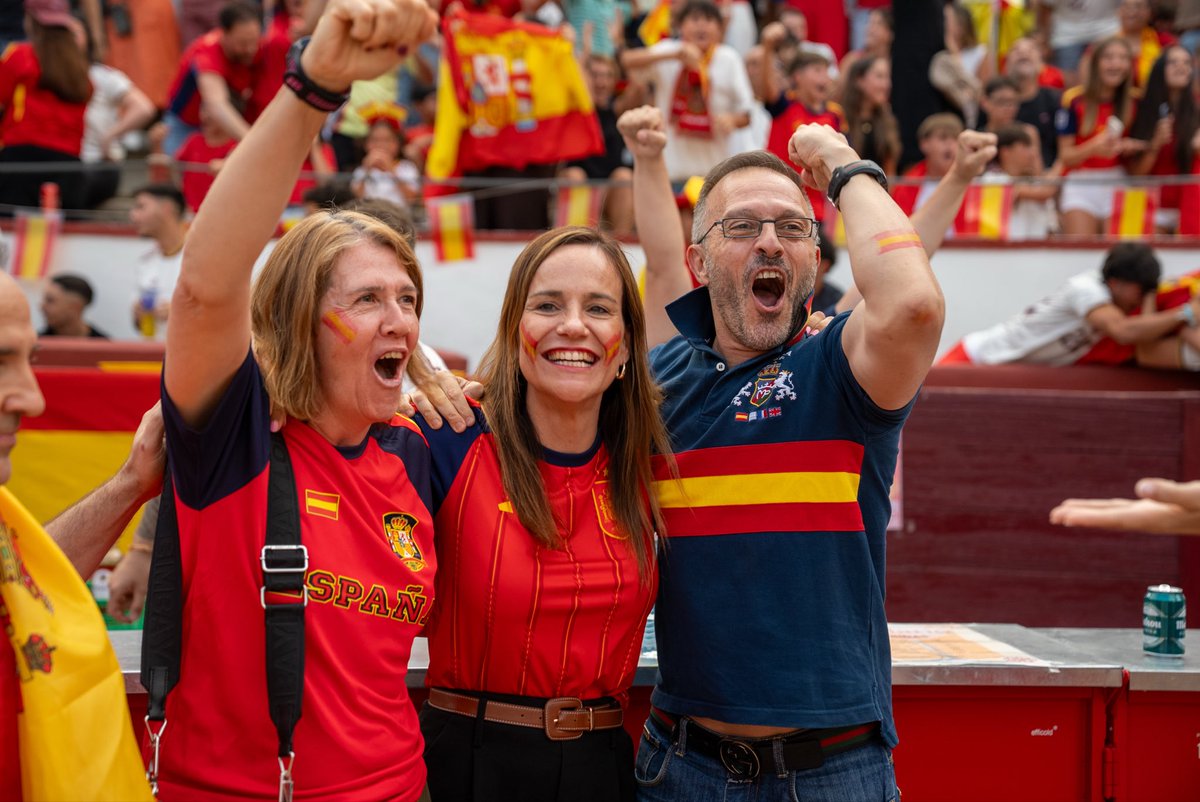 madrid_vox's tweet photo. YA ESTAMOS EN LA FINAL‼️

A un paso de reconquistar el título mundial.

Impresionante el apoyo de los vecinos de #ColmenarViejo a la Selección.

¡VAMOS ESPAÑA!

#SelecciónEspañola #Mundial2026 https://t.co/lcoGNYIBTZ