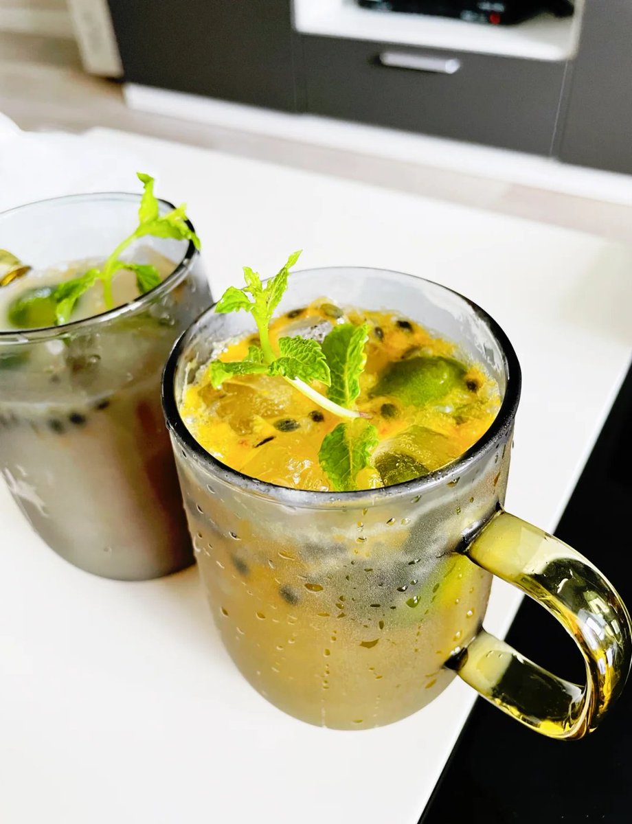 FloriKrause's tweet photo. [5-minute honey lemon iced tea: steep black tea, add lemon juice u0026 a dash of honey, chill u0026 serve over ice. Perfect pick-me-up for hot days!] https://t.co/ly4sA94CCD