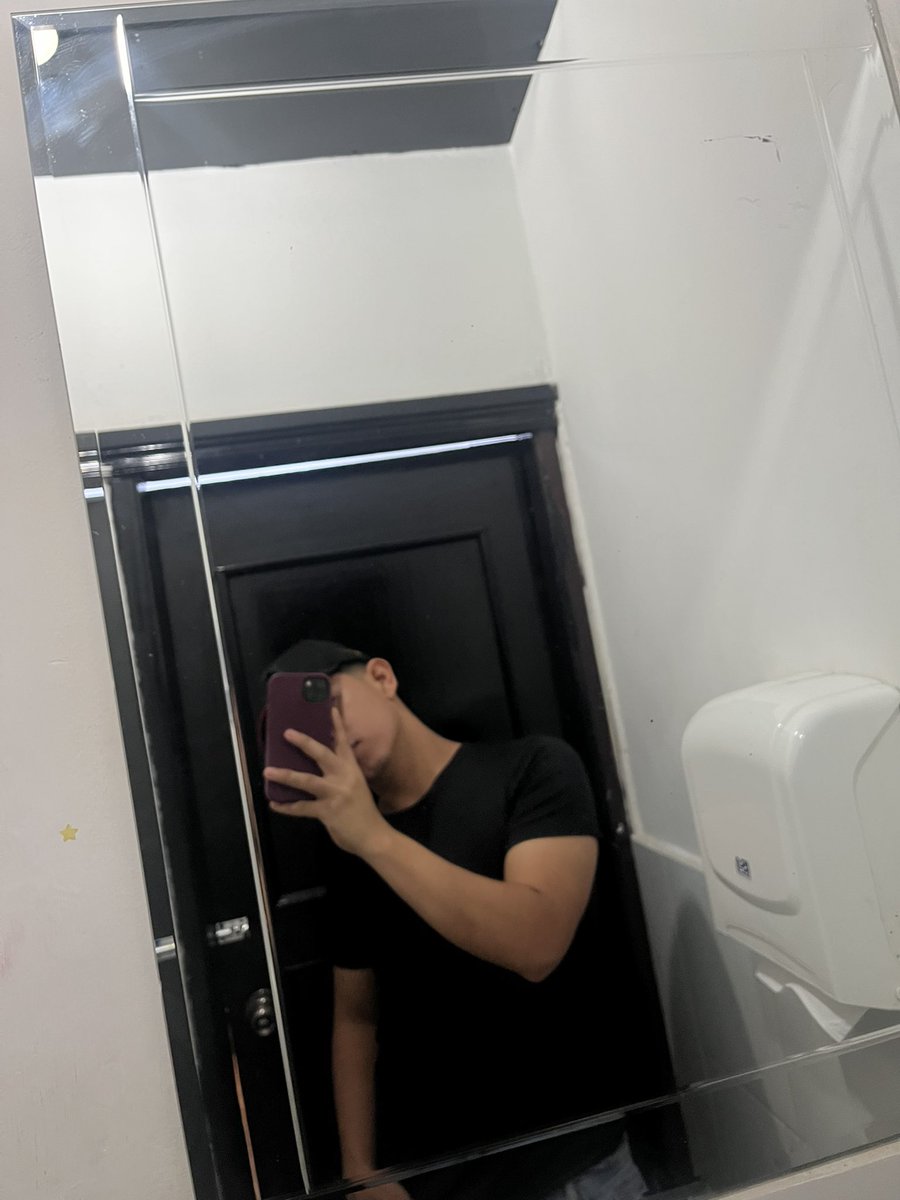 Daaanieljose's tweet photo. Quien para encerrarnos en un baño? https://t.co/tkGfGmalrR