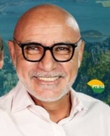 JoaquinTeixeira's tweet photo. Treinador da Espanha, a primeira finalista da copa, é a cara do nosso QUEIROZ https://t.co/vL7VPkd98s