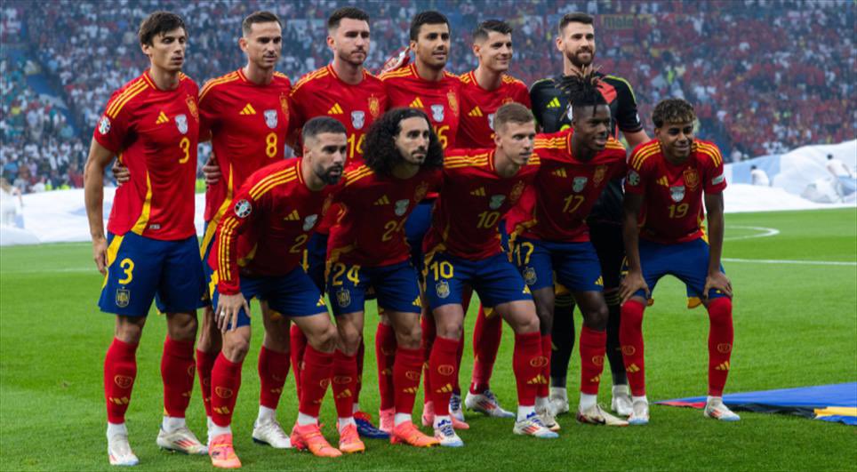 ucnokta's tweet photo. Selección Española de Fútbol 
 Desde Turquía, nuestro corazón está con vosotros ❤️
#VamosEspaña   #CopaMundialFIFA
#fifa #fifadünyakupası https://t.co/3To50LsijM