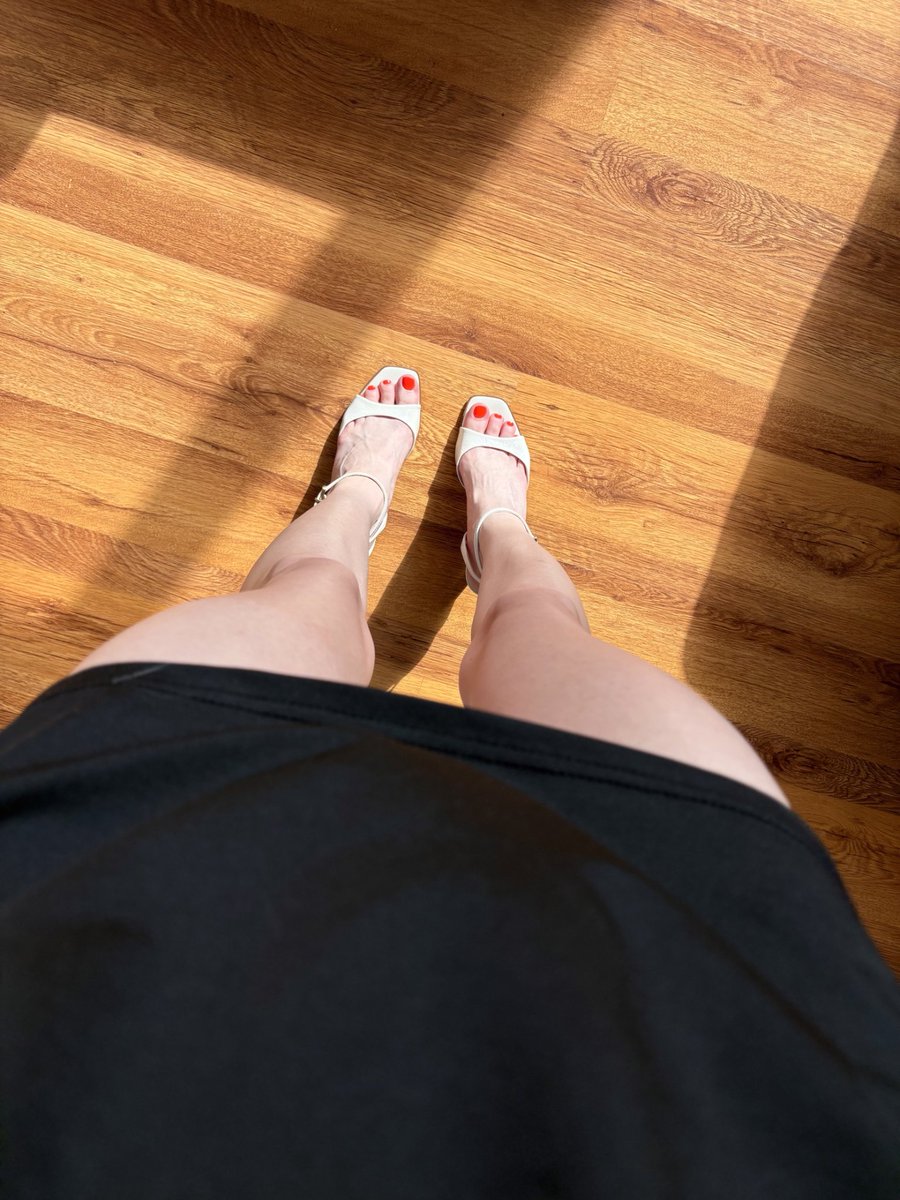 tinytoesie tweet media