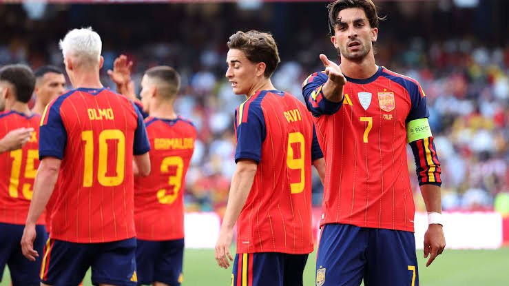 PalhacoCule's tweet photo. No país que inventou Guilhotina o carasco é Espanhol. 

LAMINE YAMAL, DANI OLMO, PEDRI, CUBARSI, FERRAN E GAVI ESTÃO NA FINAL DA COPA DO MUNDOOOO. https://t.co/yZGYvUFg5f