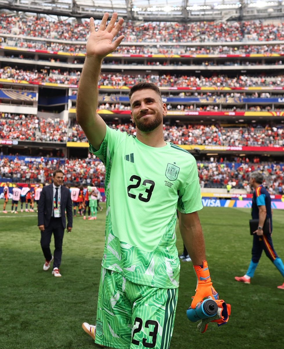 DiiegoCobo's tweet photo. Al que había que sentar por “dejar dudas” contra Bélgica. (Las dudas eran haber encajado su primer gol en el Mundial).

Una nueva portería a cero. Valiente, seguro bajo palos y decidido en las salidas.

Unai Simón, un día más, callando bocas. https://t.co/b7I6RCLcHY