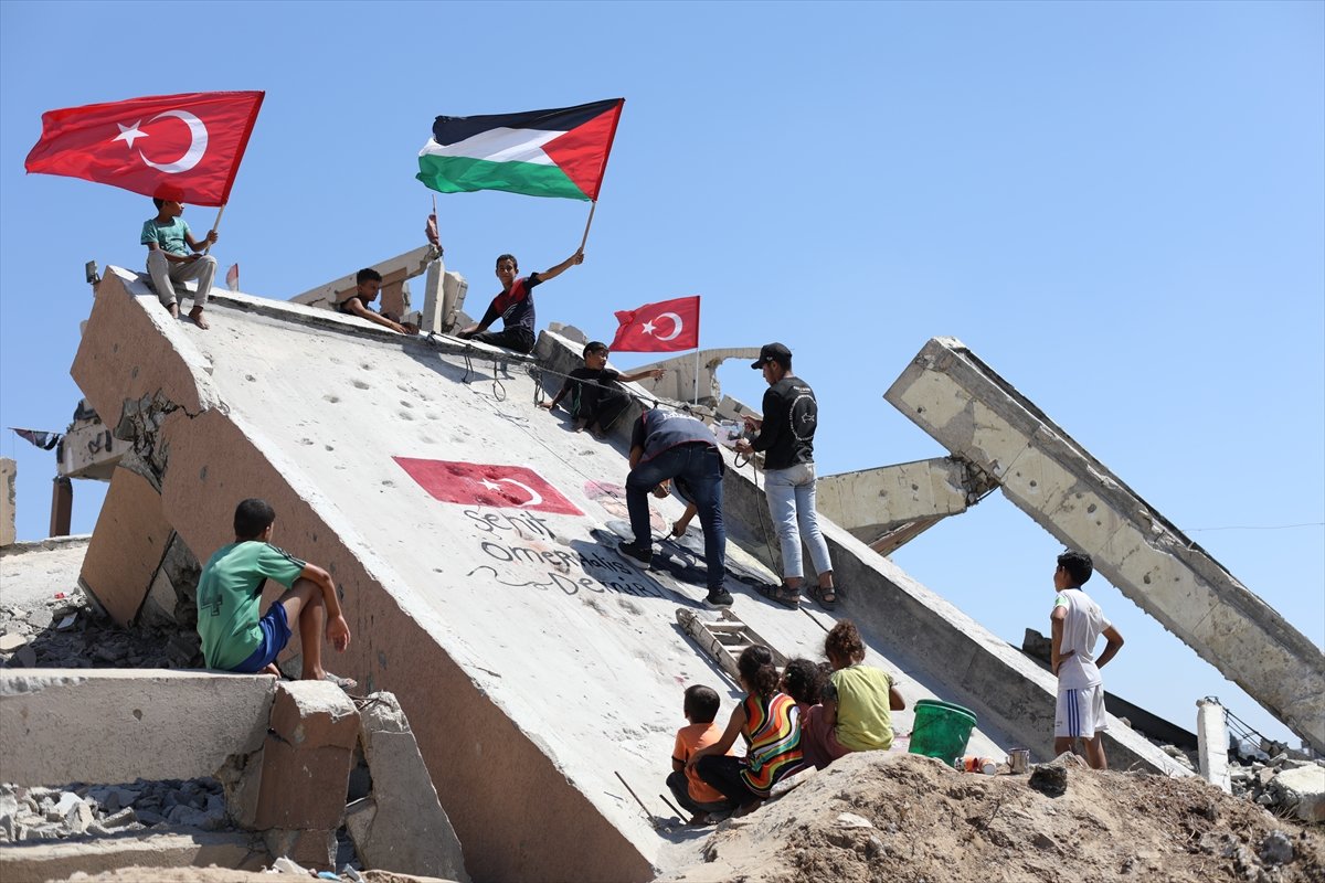 ismail_halis's tweet photo. Gazzemizin sokaklarında
Ömer Halisdemir'izin fotoğrafı

İzzet ve asaletin şehrinde 
İzzet ve asaletin mührü bir öncü şehit

Tüm şehitlerimize 
252 şehidimize, 70 bin üzerindeki şehidimize 

Bir Hilâl Uğruna
Yeryüzünün her yerinde can veren, şan verenlere

Sonsuz rahmet ve minnetle