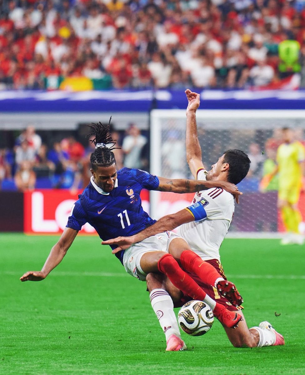 herqles_es's tweet photo. 🇪🇸🇫🇷 #Urgente | España jugará su segunda final de la Copa del Mundo después de humillar a Francia. 

España ha aplastado durante 90 minutos a una Francia que ha llegado a parecer por minutos un equipo de alevines completamente sometido por España. 

El partido terminó 2-0, con goles de Oyarzabal y Porro, pero podrían haber sido tres o incluso cuatro.