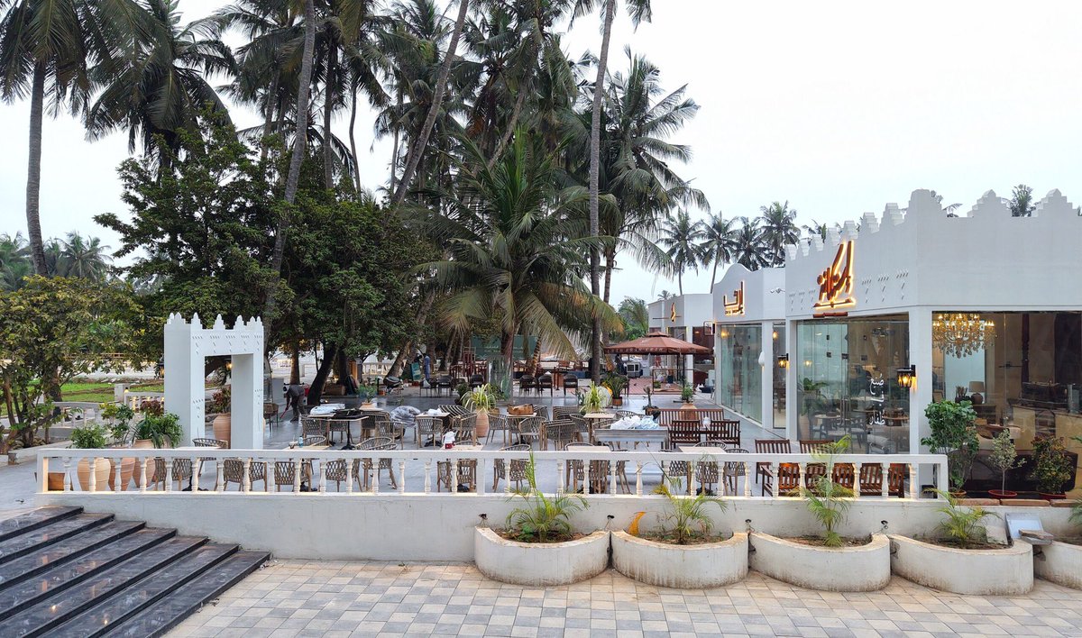 salalah2019's tweet photo. الغارف والنظام الزراعي في ظفار .

كنت اتمنى ولازلت ان يكون مشروع الغارف او مشروع موازي اخر عبارة عن مزيج من الموروث والتعريف بالنظام الزراعي الفريد في ظفار مع لمسات حديثة مرتبطة بالزراعة مثلما نراه في الدول السياحية الزراعية وبشكل متحفي الى جانب الجانب الترفيهي وان تكون محلات العصائر والفواكة هي النسبة الاكبر 

الموروث الزراعي في ظفار فريد جدا حيث لايشبه نظام شمال عمان ولا يشبه نظام الجنوب العربي وحضرموت وهو كما يبدو تراكمي تأثر بمن مر على ظفار اداريا وسياسيا وترك اثره وبالتواصل مع الهند والجنوب والشرق الاسيوي والشرق الافريقي 

الفترة القادمة سأعيد نشر بعض المعلومات واضيف عليها حسب مايسعف الوقت والمتوفر من المعلومات على وسم #غارف_ظفار
و #خزانة_ظفار 
عسى ان يستفيد منها المهتمين بالتراث الحضاري والشباب الرواد الذين يبحثون عن استغلال التراث والارث وتحويله الى قيمة واداة تسويق