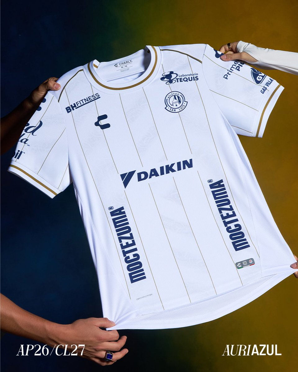 CharlyFutbol's tweet photo. Hay un lugar que ha visto latir el corazón auriazul de San Luis por décadas. Que ha acompañado nuestras alegrías, nuestros desafíos y nuestra pasión inquebrantable. Hoy su legado se convierte en jersey. Porque cuando una ciudad y su afición comparten la misma historia, nace algo eterno.
 
#ConAlmaPotosina #AtléticodeSanLuis #Jersey #AP2026 #Visitante
