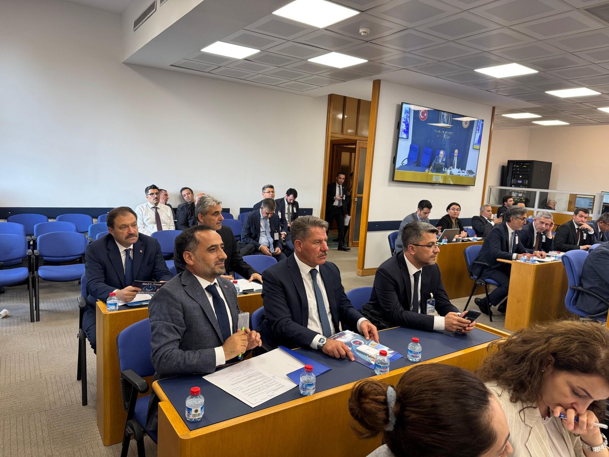 MemurSenKonf's tweet photo. MEMUR EMEKLİLERİ KANUN TEKLİFİNDE KENDİLERİNİ BULMAK İSTİYOR

TBMM Plan ve Bütçe Komisyonu’na görüşülen  Kanun Teklifi ile en düşük emekli aylığı %17,76 oranında artırılacak. 

Kamu görevlisi emeklilerimiz seyyanen ödemenin emekli aylıklarına yansıtılması ve 1. Dereceye 3600 Ek Göstergenin hayata geçirilmesi konularında haklı beklenti içindeler. 

Temmuz 2023’te çıktığında 8.077₺ olan ve bugünkü rakamı 25.150₺’ye ulaşan seyyanen ödemenin emekli aylıklarına yansıtılmaması mağduriyetlerinin boyutunun daha da ağırlaşmasına neden olmuştur. 

Toplu sözleşme masasından etkilenen fakat yasada hak arama mücadelesinin zeminini bulamayan memur emeklilerimiz hem sendikal örgütlenme hem de kayıplarını telafi etme mücadelesini sürdürüyorlar. 

Kamu görevlisi emeklilerimiz Komisyona gelen teklif içerisinde kendilerini bulan, emekli aylığı ile görev aylığı arasındaki uçurumu kapatan düzenlemeyi bekliyor. Memur-Sen olarak; Komisyon görüşmelerinde özellikle 3 konu başlığını gündeme getireceğiz. 

Emekli memurlarımızın sendikal örgütlenme hakkı, seyyanen ödemenin emekli aylıklarına yansıtılması ve sözü verilen 1. Dereceye 3600 Ek Göstergenin hayata geçirilmesi konularını Komisyonda ifade ettik. 

Plan ve Bütçe Komisyonu üyesi vekillerimizden ve siyasi iktidardan beklenti açık ve nettir. Çalışanın “nasıl emekli olacağım” emeklinin ise “nasıl ayakta duracağım” sorularına cevap, sorunlarına çözüm üretecek Kanun Teklifinin getirilmesi ve mağduriyetlerin bitirilmesidir.

https://t.co/w9vmgmjmgB