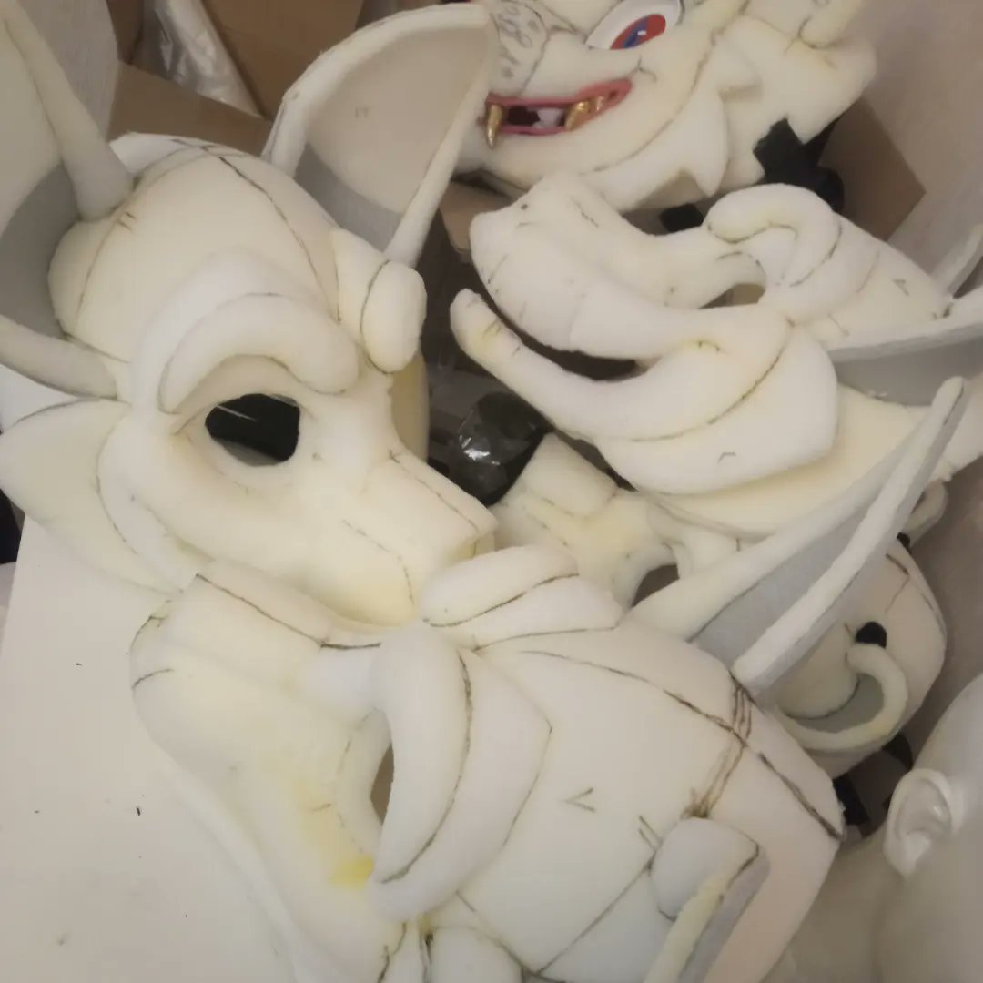wuffle_Plush_'s tweet photo. The process of commissions :) 🔥✨
#fursuitprogress #fursuitcommissions #furryfandom #furry #furryartist #fursuitwip #fursuithead #fursuitmaking #furrydog #fursuitprocess #fursuiter #furrywolf https://t.co/TcJAwIG5ED
