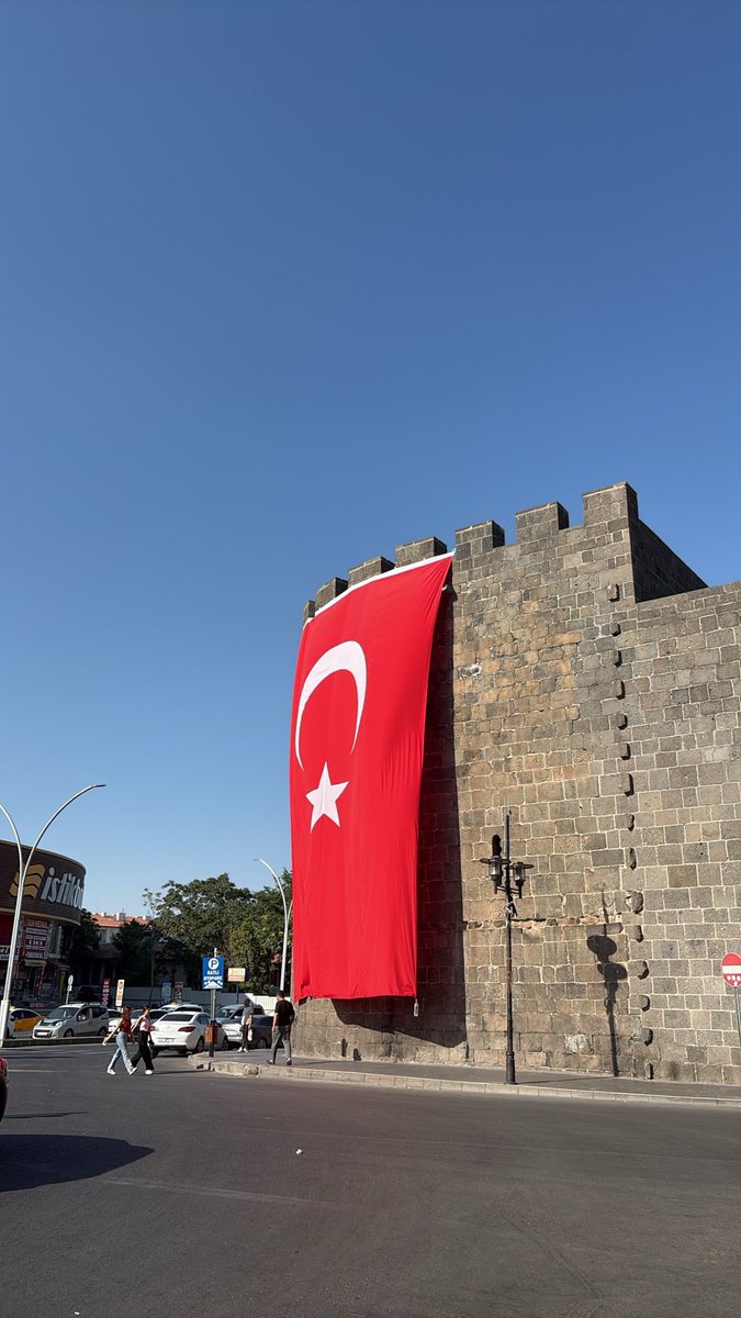 XWelatXy's tweet photo. Kadim Kürt şehri Amed surlarına neden tuvalet kâğıdı astınız? https://t.co/3NHHArsgLx