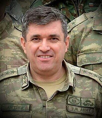 tcdefence's tweet photo. 🗣️O karanlık gecenin isimsiz kahramanı: “Sait Ertürk”

Kurmay Albay Sait Ertürk 15 Temmuz’da yanına aldığı üç uzman çavuş ve üç polisle eski görev yeri olan 66. Zırhlı Tugay'a gidip, darbecilerim tankları ve mühimmatları çıkarmasını engelleyerek Şehit oldu. https://t.co/1EEnLCJ3OQ