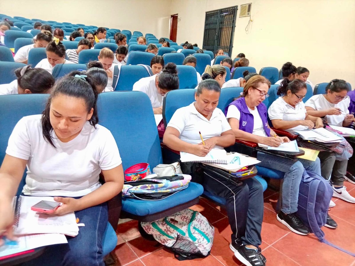 zona5MDH's tweet photo. 📍#LosRíos | Educadoras y Educadores de las modalidades CNH y CDI del Ministerio de Desarrollo Humano de la zona norte de la provincia, continúan participando de las capacitaciones sobre la ‘Lectura de la Curva de Crecimiento’ dictada por el MSP.

#MDHenTerritorio https://t.co/7PUCwe5Kri
