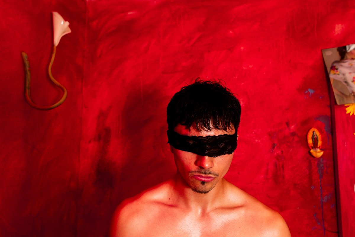 saintneveah's tweet photo. ‘Blind Faith’
Carlos Santa Cruz shot by Neveah Marquez https://t.co/WCbkhowR37