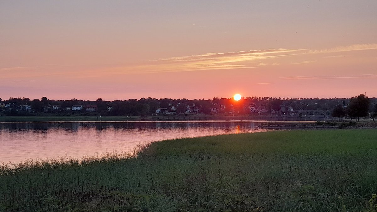 SwedishGamester's tweet photo. Called #mom earlier tonight to hear how she's coping with the #HeatWave. She asked if I wanted to go for a #walk, because it's cooler outside than inside, so we walked to #TheLake and saw a wonderful #sunset! Now I'm back home but it's so friggin' #hot that I can't #GoToSleep! 🥵 https://t.co/q2RsvhXu4u