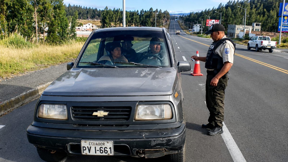 PoliciaEcZona3's tweet photo. 📍#CHIMBORAZO | REFORZAMOS LA SEGURIDAD CON OPERATIVOS ANTIDELINCUENCIALES
A través del Distrito #Guano - #Penipe, ejecutamos operativos antidelincuenciales con controles a personas, vehículos, motocicletas y transporte público para prevenir hechos delictivos.
#PolicíaEcuador https://t.co/u0eVWD42W6