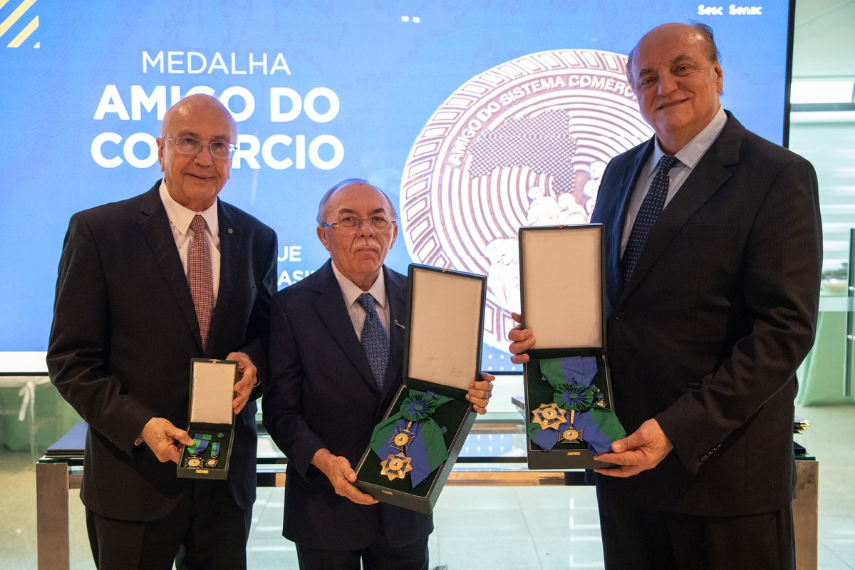 SistemaCNC's tweet photo. Na sede da CNC, no Rio de Janeiro, foram homenageadas três personalidades:

🎖️ Maurício Feijó, presidente da @FecomercioMA
🎖️ José Wenceslau de Souza Júnior, vice-presidente da CNC
🎖️ Aderson Frota, presidente em exercício da @FecomercioAM https://t.co/croT86XQsa