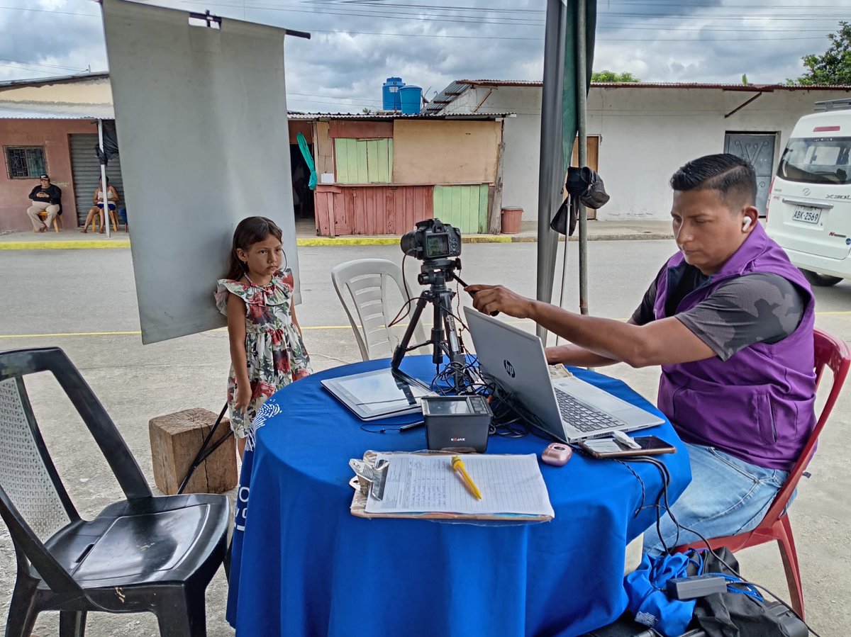 RCivil_Zona7's tweet photo. 📍#ElOro | ¡Continuamos trabajando en territorio!

🧑‍💻 Equipo del @RegistroCivilec visitó la parroquia #Palmales, en el cantón #Arenillas para entregar la cédula 🪪 de identidad a los habitantes de la localidad. https://t.co/VDobDhdo7G