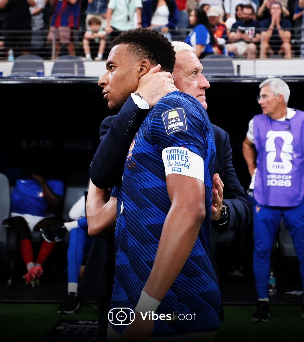VibesFoot's tweet photo. Kylian Mbappé et Didier Deschamps 💔🇫🇷 https://t.co/YQQb1xrJoA