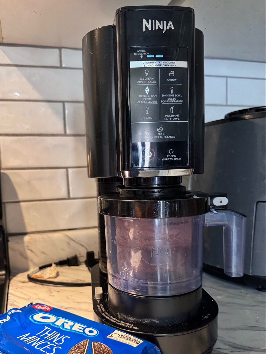barbmine's tweet photo. Canadense é absurdo de consumista então toda vez q um produto fica famoso na internet eu sei q um tempo dps vai estar no Facebook marketplace por uma fração do preço

Essa semana consegui um ninja creami de 300 dol por 70 e to aqui me divertindo fazendo sorvete saudável td dia 🧍‍♂️ https://t.co/ba2ueLcjvL
