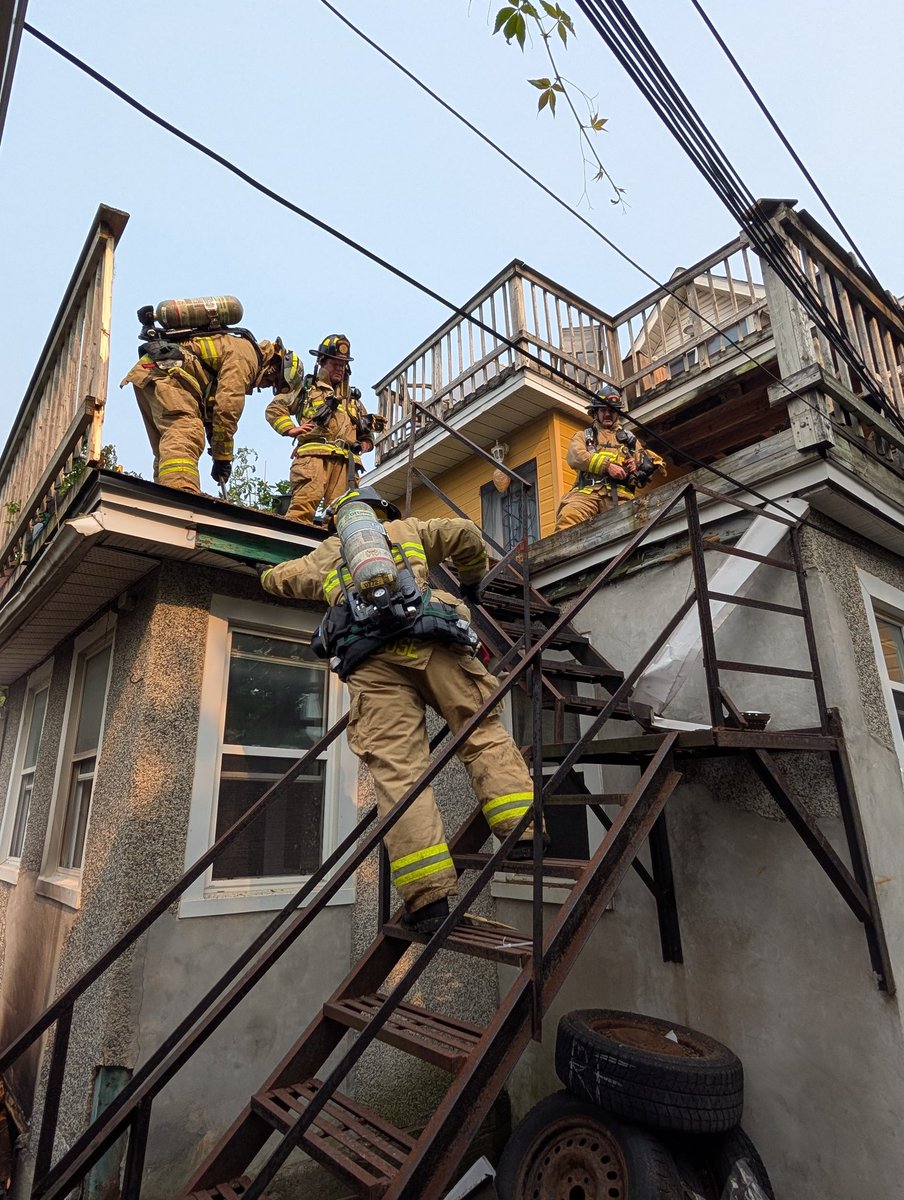 OFSFirePhoto's tweet photo. Ottawa Fire has a Working Fire on George Street West off Preston Street under control.  The fire is contained to 2 apartments in a 3 storey residential building. @OttFire #Ottawanews #ottawa https://t.co/VOh4opbW4H