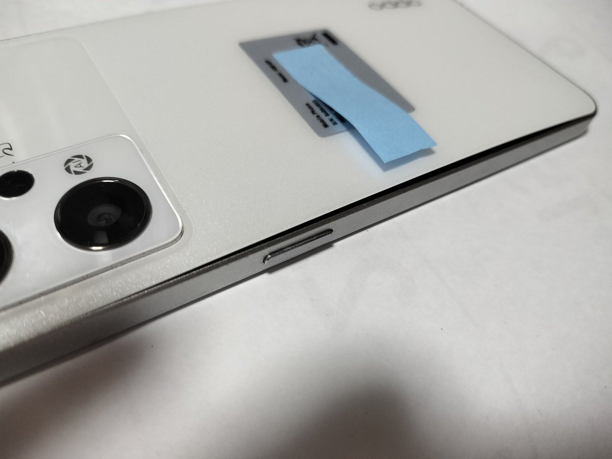 babbagesystem's tweet photo. メイン機のOPPO Reno9 Aが購入2年でバッテリーが膨張してきた…
先日サブのReno7 Aも同じくらいの時期に膨張したから、この薄型筐体の限界（寿命）目安は2年なのだろうか
仕方ないからAmazonで互換バッテリー買ってDIY交換したけど、裏蓋を開けるときにバキッとヒビ入れてしまって悲しい https://t.co/h66F3T7ly8