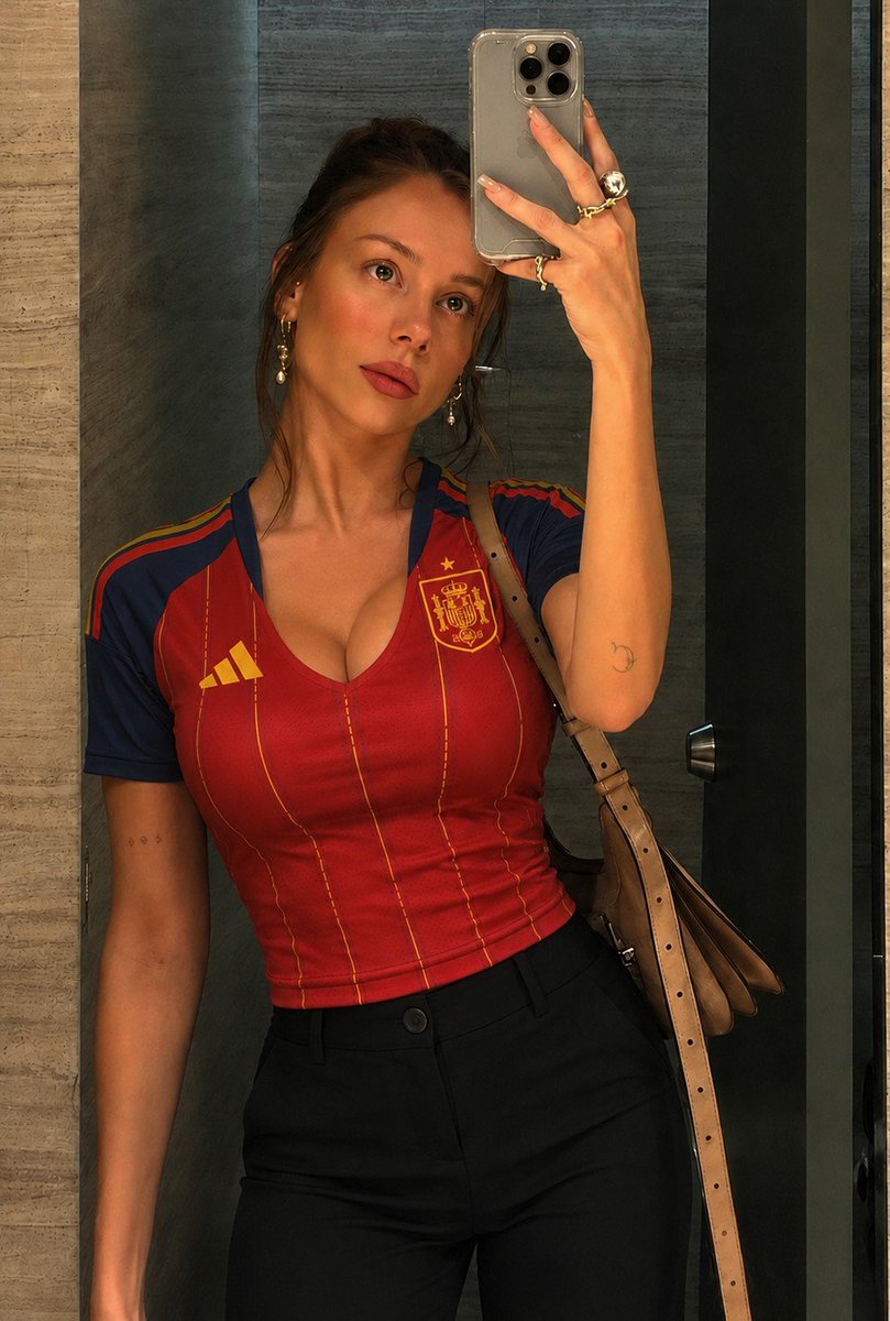 CelebritesFan's tweet photo. L'équipe de France était nulle part ce soir malgré tout #KylianMbappé peut compter sur sa copine la belle #EsterExpósito pour du réconfort et un deuxième match retour #CDM2026 #FRESP 🇫🇷🇪🇸🔥🔞 https://t.co/32CBoIBt5g