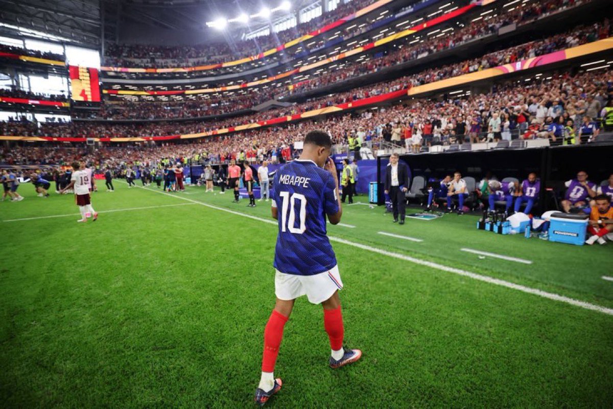 Teeniiola's tweet photo. One thing Ronaldo and Mbappé will always have is their passion for football. They’ve already won our hearts. At this point we don’t even care who wins the World Cup anymore. ❤️🥹 https://t.co/RZ4RsM0IDG
