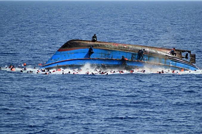 africansinnews's tweet photo. At least 50 African migrants, including women and children, are feared dead after a wooden boat capsized in the Mediterranean Sea off eastern Libya on Tuesday. Ten people survived the incident. https://t.co/AdkteJWAfO