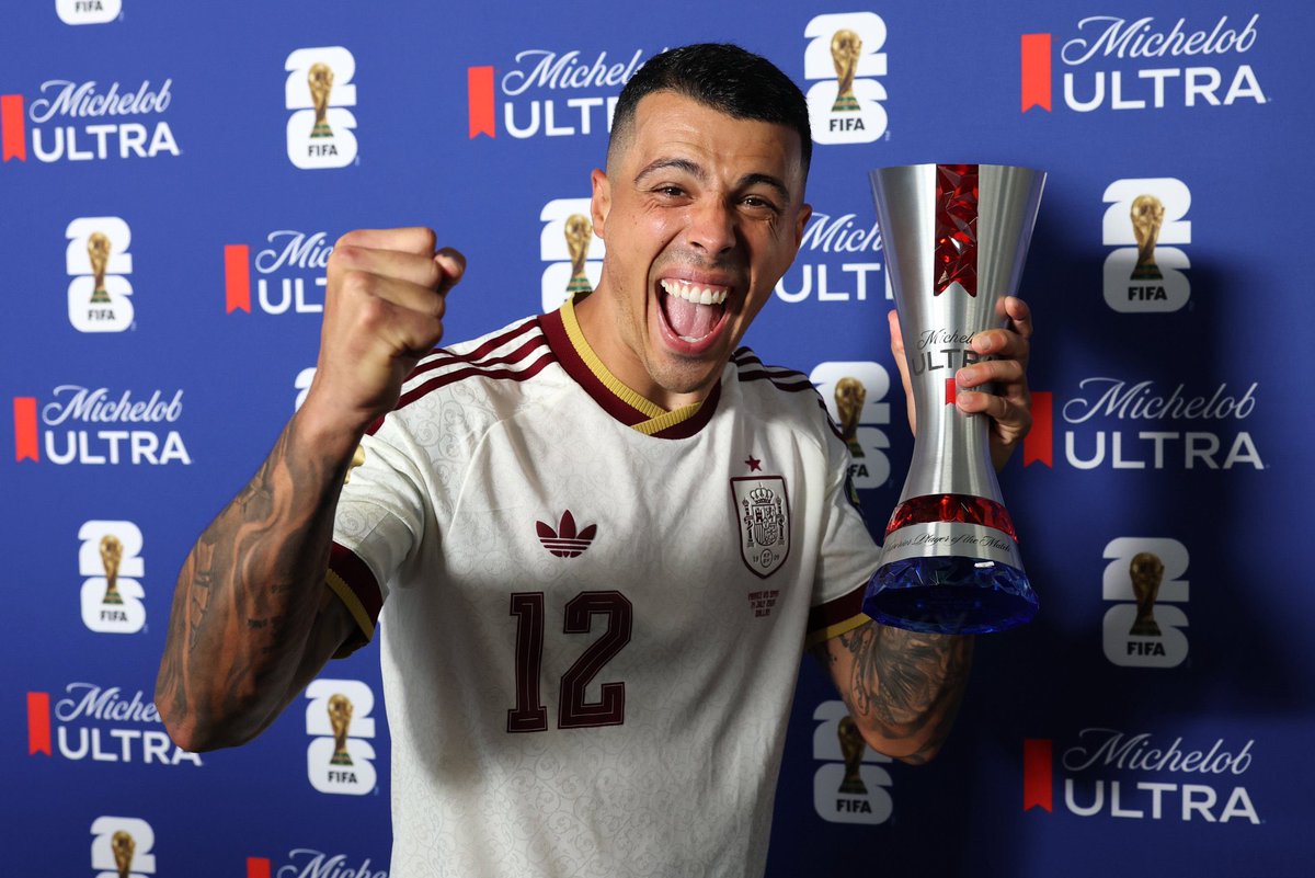 BlasterAlex's tweet photo. Este tío recibió un jarro de agua fría por no ser convocado en la Eurocopa y a diferencia de otros, lo asumió con humildad y siguió apoyando a la Selección desde casa.

La vida le ha puesto en su lugar siendo titular en un equipo que acaba de llegar a una final mundialista. https://t.co/Eu3QLzIXK2