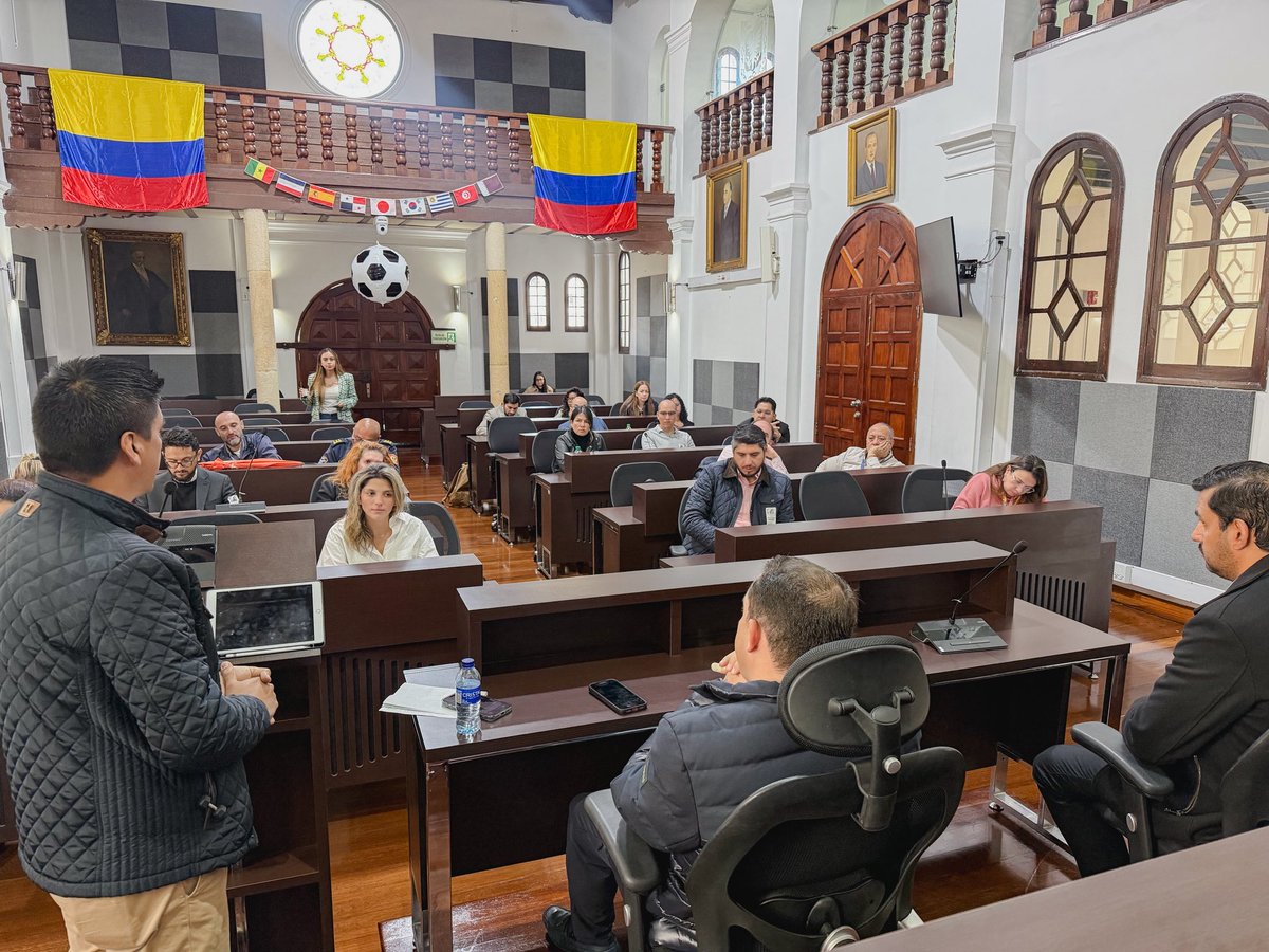 SaavedraMDavid's tweet photo. El primer Festival Carranguero de Bogotá que hicimos realidad en el @ConcejoDeBogota será este año: el 7 y 8 de noviembre.

Hoy nos reunimos con @idartes y @DesarrolloBta para empezar la planeación de este gran evento que rinde homenaje a Boyacá, la música campesina y a todos los pronvicianos que vivimos en Bogotá.

Pronto estaremos en modo carranga en los escenarios de la ciudad.