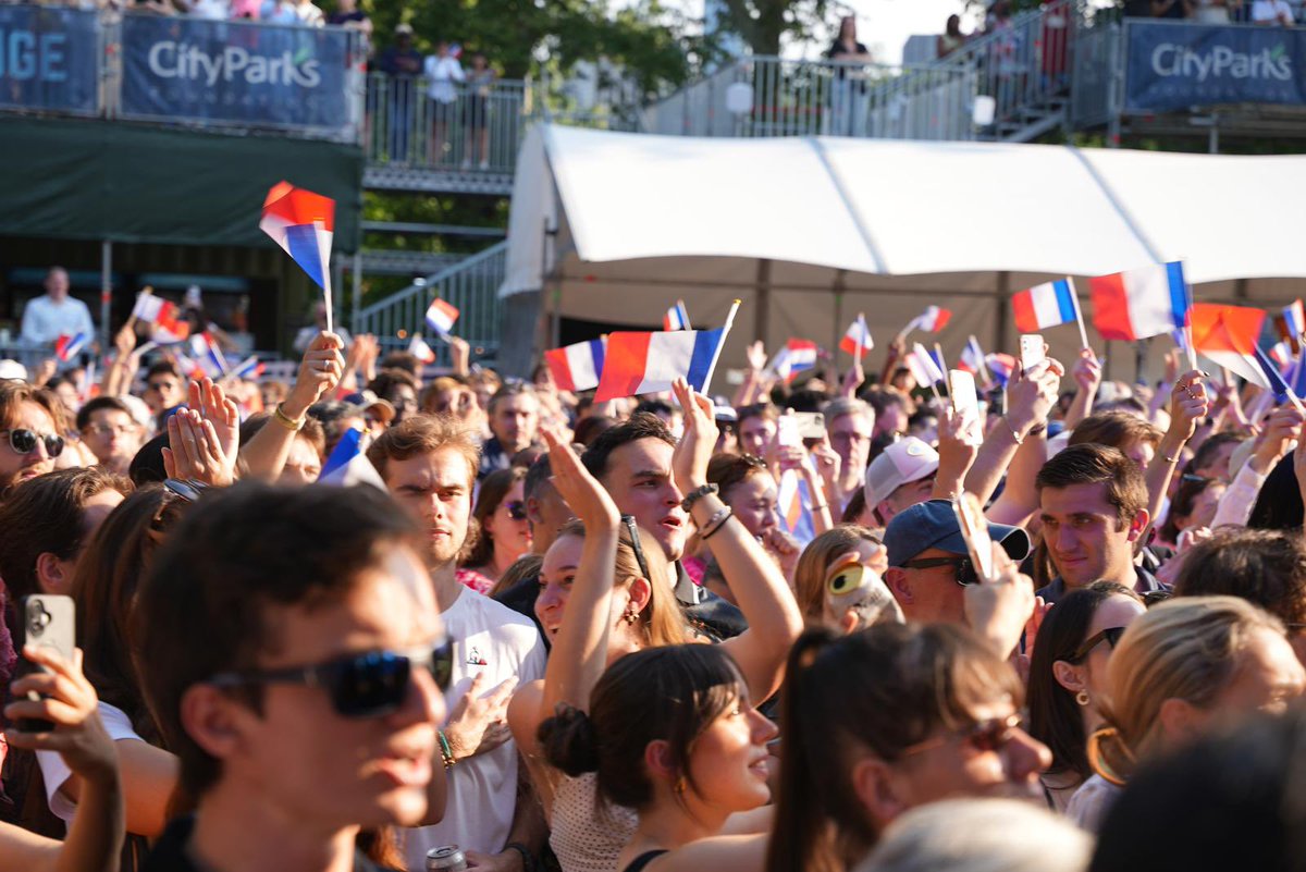 CFouriscot's tweet photo. Très bonne fête nationale à tous 🇫🇷 , happy Bastille Day ! Vous étiez + de 10000, dimanche, lors de notre concert gratuit, à Central Park 🇺🇸🗽, financé par nos sponsors privés: des mélodies intemporelles et des artistes de légende pour célébrer nos valeurs. Merci à @franceinnyc ! https://t.co/wSYWgtTfhj