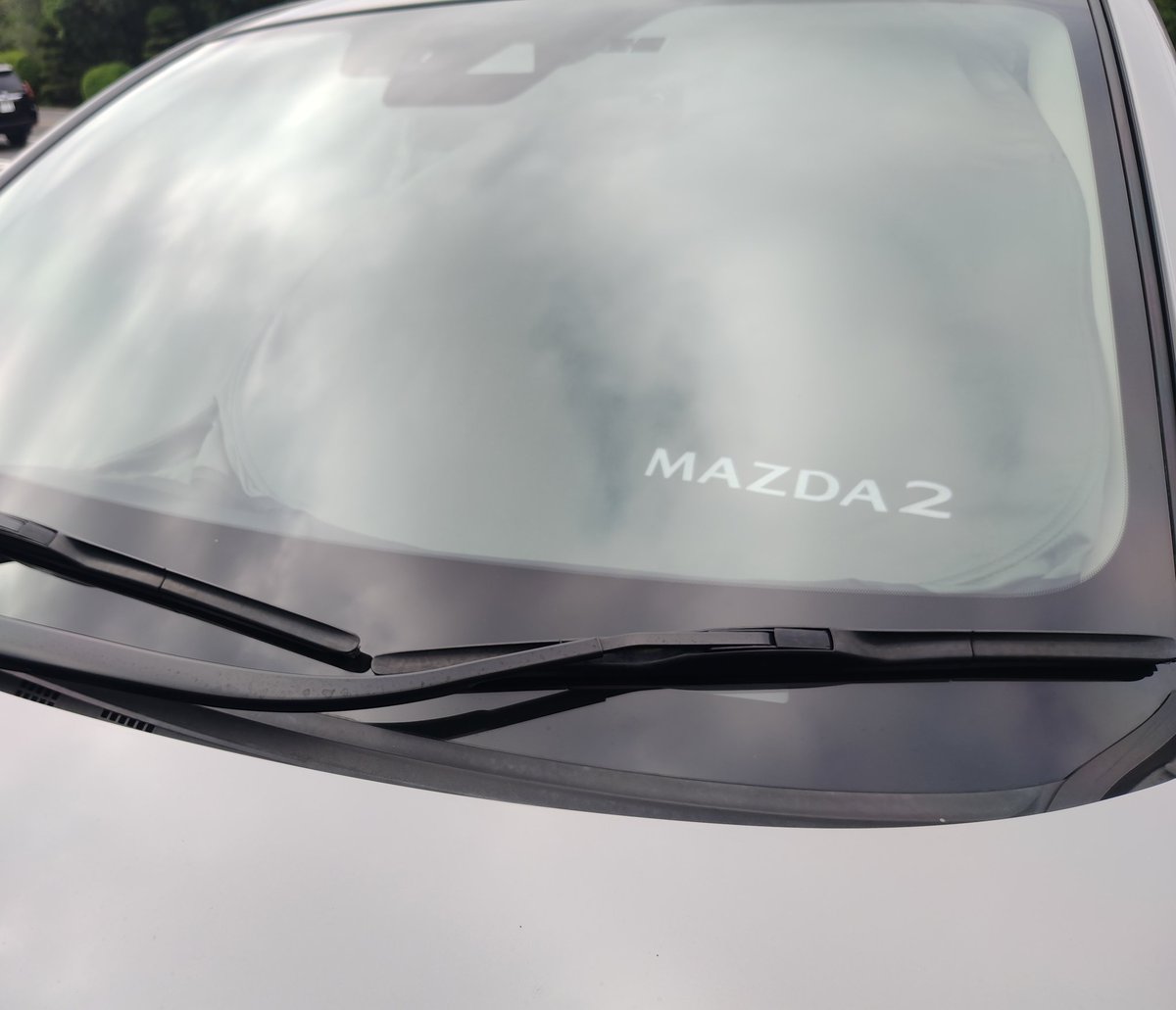 夏本番、ということで先日購入したMAZDA2純正サンシェードが大活躍