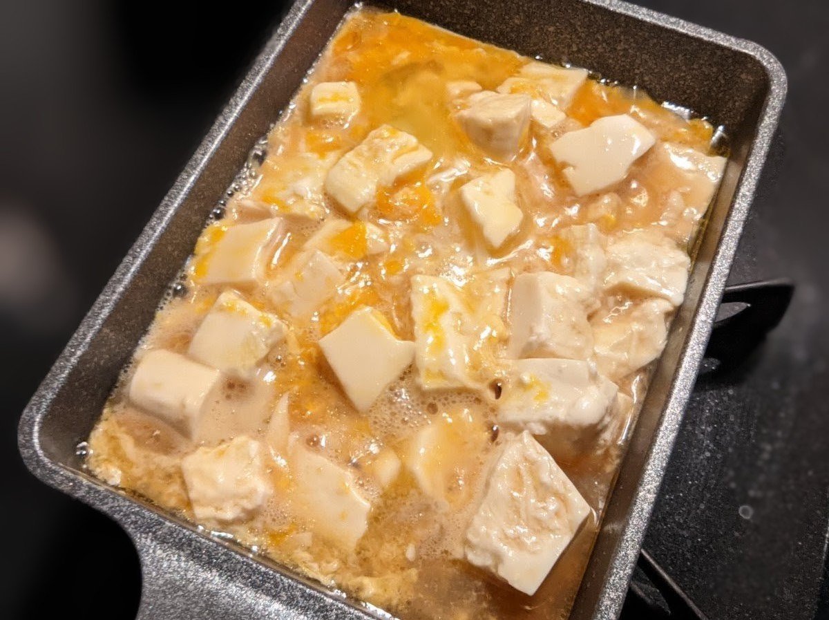 tsukitosake's tweet photo. 豆腐の玉子とじをやってみた。
これはメチャうま！ご飯に乗せても👍️

作り方はとても簡単で、フライパンに適当にめんつゆ入れて、絹ごし豆腐入れてしばらく煮込む。頃合いを見計らって溶き卵投入で完成！
#自炊飯 #玉子とじ #豆腐 https://t.co/xRSz4hJEhz