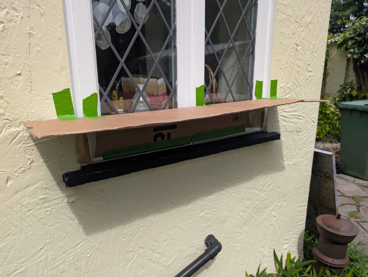 DecoratorsU's tweet photo. I know us decorators are impressively cleaver, but this is next level! A simple guard to keep the sunlight off your painted sills, so they don’t dry too quickly.

#decorators #guard #paint https://t.co/qdWcLymnRQ