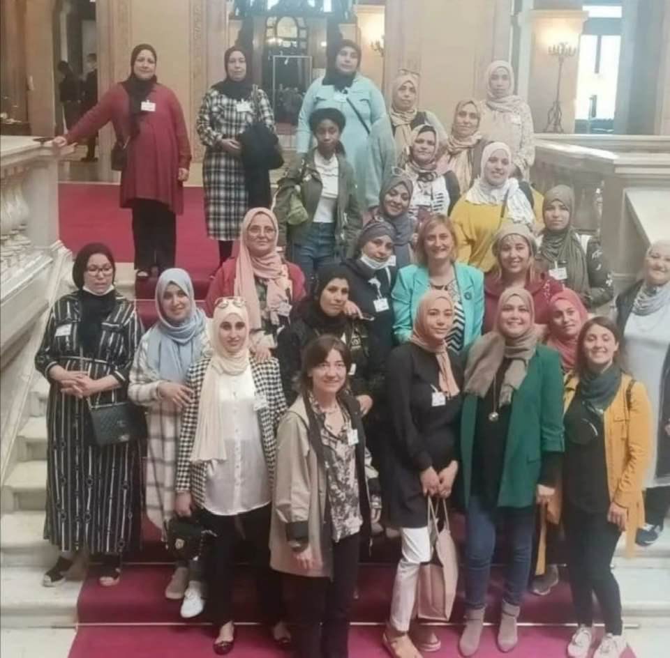 EvaGarc14446704's tweet photo. Això és el que vol la mosqueta diputada velada que sempre es victimitza:  omplir el Parlament de hijabs i nicabs. És el seu somni humit. https://t.co/R5CzkdIUHN