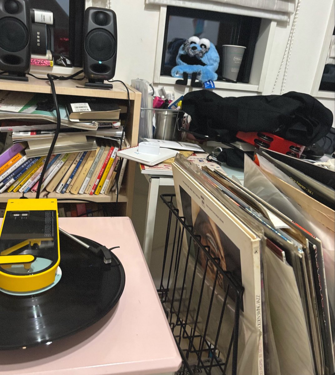RALLYHO618's tweet photo. 片付け途中ですがベッド周りがかんぺきになった🌕💿🌕💿 https://t.co/4rYRsG0qeI
