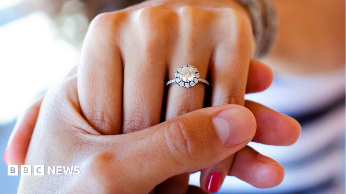 BBCAfrica's tweet photo. Mining giant De Beers is suspending production at South Africa's biggest diamond mine for two years, as changing consumer habits continue to shrink profits.  https://t.co/EykeNk4vWi https://t.co/Y0HvuCbwig