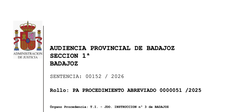 D_S_Iglesias's tweet photo. ☕️🖋️ Les traigo un avance formal de apreciaciones sobre la sentencia contra David Sánchez de una manera técnica pero lo más clara posible. Avanzaré en otra más de literatura de andar por casa próximamente.

Dictamen Técnico-Jurídico de Impugnación Doctrinal
RECURSO: Casación / Apelación Extraordinaria frente a Sentencia No 152/2026
ÓRGANO EMISOR: Audiencia Provincial de Badajoz, Sección Primera
ESTADO PROCESAL: Análisis de Viabilidad y Demolición del Fallo de Instancia

DICTAMEN DE IMPUGNACIÓN TÉCNICO-
JURÍDICA

I. RESUMEN EJECUTIVO
El presente informe realiza un análisis exhaustivo y rigurosamente crítico de la Sentencia No 152/2026, dictada por lavSección Primera de la Audiencia Provincial de Badajoz difundida esta mañana. La resolución judicial analizada adolece de una palmaria debilidad técnica y conceptual, incurriendo en quiebras insubsanables de los principios más elementales del derecho penal y constitucional español. A lo largo de su fundamentación, la Sala de instancia sustituye de forma sistemática la imprescindible actividad probatoria de cargo por un entramado de conjeturas de corte mediático, juicios de intencionalidad y razonamientos
circulares.

La tesis central de este dictamen postula la demolición íntegra de la sentencia recurrida sobre la base de tres pilares de impugnación: en primer lugar, la absoluta atipicidad de las conductas imputadas (prevaricación y tráfico de influencias), elevando meras decisiones de autoorganización discrecional de la Administración local a ilícitos penales; en segundo lugar, la vulneración flagrante del principio de presunción de inocencia, operando bajo un estándar probatorio indiciario defectuoso e irracional; y en tercer lugar, la concurrencia de vicios procedimentales graves, entre los que destacan la inadmisión arbitraria de pruebas periciales de descargo esenciales y la contaminación del tribunal sentenciador debido a su intervención en la fase
instructora.

"La resolución recurrida comete el error capital de criminalizar el margen de discrecionalidad técnica y organizativa inherente a la Administración Pública local, asumiendo una versión de los hechos que, desprovista de prueba directa o de inferencias lógicas válidas, descansa sobre el prejuicio de la afinidad familiar y el rumor de pasillo."

II. DEBILIDADES JURÍDICAS (SUSTANTIVAS Y DE TIPICIDAD)
1. Inexistencia de los elementos objetivos y subjetivos del tipo de Prevaricación Administrativa (Art. 404
CP)
La prevaricación penal exige que la resolución dictada por la autoridad sea no solo ilegal en sentido estricto, sino arbitraria
en grado clamoroso, patentemente contradictoria con el ordenamiento jurídico y dictada a sabiendas de su injusticia. La Sentencia 152/2026 yerra gravemente al calificar la creación del puesto de "Coordinador de las Actividades de los Conservatorios" como una resolución delictiva.
La potestad de autoorganización es una facultad discrecional reconocida por el ordenamiento administrativo a las Entidades Locales (arts. 4 y 34 de la Ley de Bases del Régimen Local). La sentencia califica la creación de la plaza como "espuria y carente de contenido" basándose en que el puesto era antes desarrollado por personal del subgrupo A2 o por los profesores de forma altruista. Sin embargo, no existe norma alguna que prohíba a una Administración reorganizar sus servicios, crear un cargo de Alta Dirección con una titulación y perfil superior (Composición y Dirección de Orquesta) para dinamizar un sector artístico, máxime si dicha decisión fue debidamente aprobada por el Pleno de la Corporación y presupuestada formalmente.
Asimismo, la tipicidad del artículo 404 exige dolo directo ("a sabiendas"). La sentencia no fundamenta qué elementos de prueba acreditan que los acusados conocían la supuesta ilegalidad del procedimiento administrativo; al contrario, consta acreditado que los técnicos del Área de Recursos Humanos elaboraron e informaron positivamente todas las propuestas, y que
se aplicó un reglamento organizativo de 2003 que, si bien no había sido publicado en el BOP, venía utilizándose de manera pacífica, constante y uniforme por todos los departamentos de la Diputación desde hacía 22 años. La aplicación de una norma de uso generalizado por error administrativo técnico excluye radicalmente el dolo y el elemento subjetivo exigido por el injusto penal.

2. Atipicidad del Delito de Tráfico de Influencias (Art. 429 CP)
La tipicidad del tráfico de influencias requiere una conducta activa de "influir" o "presionar", prevaliéndose de una relación personal o jerárquica para obtener una resolución favorable de un funcionario o autoridad. En una contradicción lógica insuperable, la Sala de instancia declara expresamente en su relato de hechos probados que "no ha quedado probado que persona o personas determinadas ejercieran presión o influencia sobre los acusados primeramente filiados, prevaliéndose del ejercicio de las facultades de un cargo o de cualquier otra situación derivada de una relación
personal".
Si la propia sentencia reconoce que no existió actividad de influencia ni presión constatada, la subsunción jurídica en el artículo 429 del Código Penal resulta imposible. El tribunal de instancia intenta obviar este vacío tipológico acudiendo a un concepto espurio de "influencia implícita" deducido del parentesco político de uno de los investigados. El parentesco en sí mismo no constituye la acción de prevalimiento exigida por la norma penal. Castigar la mera concurrencia de una relación familiar o personal relevante sin mediar conducta activa de presión infringe el principio de culpabilidad por el acto, consagrado en el artículo 25.1 de la Constitución, deslizando el fallo hacia el derecho penal de autor.

III. DEBILIDADES PROBATORIAS (VALORACIÓN RACIONAL E INFERENCIA
INDICIARIA)

La sentencia basa su condena e imputación indiciaria en una serie de premisas que no cumplen los exigentes requisitos constitucionales de la prueba de indicios establecidos por la jurisprudencia del Tribunal Supremo (entre otras, la STS 1103/2024 y la STC 229/2003). La regla valorativa aplicada es secuencial y selectiva, fragmentando la realidad y construyendo conclusiones absurdas desde el punto de vista del criterio objetivo.

1. El sesgo lógico del alquiler preventivo y la plataforma "Airbnb"
La sentencia valora como indicio de cargo de singular potencia que el acusado David Sánchez se interesara por un alojamiento en Badajoz el 26 de junio de 2017, un día antes de realizar la entrevista personal del concurso. La inferencia que extrae el tribunal (que el proceso selectivo estaba amañado y el candidato sabía de antemano que ganaría) comete una palmaria falacia de correlación y es lógicamente insostenible.
Cualquier profesional serio y con un currículum robusto (que a la postre resultó ser el más completo con titulación extranjera homologada en Rusia), al postularse a una plaza singular en otra ciudad y habiéndose fijado ya los criterios objetivos, realiza prospecciones preventivas de vivienda. Presentar una conducta prudente y ordinaria en una plataforma digital
como una prueba incriminatoria de conspiración penal constituye un salto al vacío argumental.

2. El uso incriminatorio de terminología coloquial ("El Hermanísimo")
El uso de la expresión "hermanísimo" en el asunto de un correo de fecha 19 de mayo de 2017 enviado por un tercero (Evaristo Valentí a Yolanda Sánchez) es elevado por el tribunal a la categoría de indicio de concierto delictivo corporativo. Los rumores de pasillo o los alias satíricos utilizados por el personal de los conservatorios no son hechos probados con capacidad de cargo. Un rumor refleja la opinión o sospecha de un tercero ajeno a la toma de decisiones políticas, no un acuerdo ilegal
entre los acusados. Su valoración preferente vulnera el canon de fiabilidad testifical exigido por la STS 229/2024.

3. Omisión sistemática de la prueba de descargo
La Sala de instancia realiza una valoración selectiva y sesgada de la prueba testifical y pericial. Desestima sistemáticamente los testimonios técnicos del Interventor General y del actual Secretario General de la Diputación, quienes declararon bajo juramento que los expedientes de RPT y contratación se tramitaron con escrupulosa legalidad técnica y formal y sin reparos de
intervención.
Para soslayar esta prueba exculpatoria, la sentencia recurre a una conjetura retórica inaceptable: afirma que la Diputación de Badajoz constituye una "estructura fuertemente jerarquizada y de carácter presidencialista" donde los altos funcionarios carecen de credibilidad porque supuestamente sus respuestas "vienen preparadas". Esta desacreditación apriorística de testigos cualificados por el mero hecho de formar parte de la estructura organizativa local de un partido político no afín al PP carece de sustento objetivo y vulnera las
reglas de la sana crítica (art. 741 LECrim).

IV. DEBILIDADES PROCESALES (GARANTÍAS CONSTITUCIONALES)

1. Inadmisible inadmisión de la Prueba Pericial de Descargo
Se privó a la defensa de la acusada Juana Cinta Calderón Zazo de la práctica de una prueba pericial sumamente relevante encomendada al profesor Xavier Boltaina Bosh, que versaba sobre la práctica organizativa de Recursos Humanos y el diseño de las RPTs en el ámbito local. La Sala inadmitió dicha prueba afirmando que el tribunal "posee conocimientos jurídicos"
(*iura novit curia*).
Este razonamiento confunde la aportación de doctrina sobre la ley escrita con la necesidad de ilustrar al tribunal sobre la realidad práctica y técnica del funcionamiento organizativo de las plantillas en la administración real. La privación de esta
prueba de descargo especializada generó una palmaria situación de indefensión material (art. 24.1 CE), pues impidió desacreditar técnicamente la supuesta "anomalía excepcional" de los procedimientos aplicados.

2. Grave afectación de la Imparcialidad Objetiva del Tribunal
Los magistrados firmantes de la sentencia recurrida han resuelto de manera directa, reiterada e interlocutoria multitud de recursos de apelación y queja durante toda la fase instructora (https://t.co/oYh8xaTEGp., recursos sobre incautación de correos corporativos y el prolijo Auto de 23 de septiembre de 2025, de 62 páginas). El tribunal de instancia, al justificar las medidas tecnológicas intrusivas, adoptó de forma obligada una valoración provisional de la culpabilidad de los acusados que conculca irremediablemente su imparcialidad objetiva para el enjuiciamiento en el plenario.

V. INDICIOS DE PARCIALIDAD O INSTRUMENTALIZACIÓN (ANÁLISIS
CRÍTICO)
Un análisis estrictamente técnico de la andadura de esta causa penal revela claros indicios de una instrumentalización geométrica con fines ajenos a la estricta administración de justicia:

Falta de proporcionalidad tecnológica: La fase instructora se inició bajo la premisa de investigar supuestos delitos fiscales y de seguridad social que resultaron completamente infundados y fueron formalmente sobreseídos. A pesar de la inexistencia de indicios de criminalidad tributaria, se mantuvo activa una invasión masiva de la privacidad mediante el
volcado de los servidores corporativos, utilizándolos de manera retrospectiva para auditar el desempeño laboral cotidiano del acusado David Sánchez.

La anomalía de la "Acusación Popular Unificada": El proceso judicial ha sido instigado, impulsado y sostenido única y exclusivamente por partidos políticos y asociaciones con una declarada agenda ideológica en el debate nacional. El Ministerio Fiscal, institución que representa el interés público y la legalidad, solicitó reiteradamente el sobreseimiento de las actuaciones por atipicidad palmaria de los hechos.

Desvío del lenguaje judicial: La sentencia recurrida emplea una retórica impropia de la asepsia judicial, utilizando adjetivos de carga ideológica como *"creación del puesto de forma espuria"*, *"entregaron plazas para que pudieran dedicarse a las actividades que se les antojaran"*, o *"adaptar las condiciones laborales a sus apetencias personales"*. Este lenguaje revela que el tribunal asumió el marco retórico de las acusaciones populares en detrimento de la objetividad exigible en el ejercicio de la jurisdicción.

VI. TESIS DE *LAWFARE*: VIABILIDAD Y LÍMITES
En el plano de la estrategia de defensa y apelación en vía extraordinaria, la invocación de la tesis del *lawfare* (o instrumentalización del aparato judicial para la persecución política) presenta una viabilidad jurídica condicionada, cuyos límites técnicos deben ser estrictamente respetados.

A. Apoyos jurídicos reales: La viabilidad de esta tesis se asienta sobre la demostración empírica de una **desviación de poder procesal**. Ello se evidencia por: 
1) La absoluta ausencia de indicios objetivos al inicio de las pesquisas de carácter tecnológico; 2) La prosecución del juicio a exclusiva instancia de la acusación popular conformada por partidos de la oposición política, frente al criterio unánime del Ministerio Fiscal; 3) El desvío de las finalidades de la instrucción, transformando una causa tributaria en una auditoría de rendimiento de la función pública local.

B. Pruebas ausentes y límites de alegación: No se puede sostener ante un tribunal de apelación la acusación directa de prevaricación judicial o conspiración del instructor sin aportar pruebas documentales de concierto espurio directas (inexistentes en la causa). El recurso debe eludir acusaciones corporativas generalizadas o la mera descalificación política del tribunal sentenciador.

C. Riesgos procesales: El empleo de una retórica mediática sobre el *lawfare* genera un inmediato "efecto bumerán" de blindaje corporativo por parte de los órganos superiores de la magistratura (Sala de lo Penal del Tribunal Supremo o Tribunal Superior de Justicia), desviando el foco de atención jurídica de los errores objetivos de tipicidad que contiene la sentencia.

D. Formulación defensiva y técnica: Para formular esta tesis de manera seria, sólida y procesalmente defendible, el concepto debe traducirse al lenguaje de la **vulneración de derechos fundamentales**. Debe denunciarse como una infracción flagrante del principio de proporcionalidad en la adopción de medidas de investigación (art. 588 bis a LECrim), quiebra de la
presunción de inocencia por el empleo de un estándar indiciario rebajado, y vulneración del derecho al Juez Imparcial por contaminación instructora objetiva de la Sala.

VII.  IMPUGNACIÓN MÁS SÓLIDA
La estrategia procesal más robusta para la demolición de la Sentencia 152/2026 debe estructurarse de la siguiente manera:

Primero: Prioridad absoluta de la Atipicidad de los Hechos. El recurso debe centrarse en la flagrante falta de tipicidad del delito de tráfico de influencias (al descartar los hechos probados de forma expresa la existencia de toda presión o prevalimiento) y de la prevaricación (al no constituir la modificación de una RPT un acto arbitrario clamoroso, y al concurrir
ausencia absoluta de dolo directo debido a la aplicación pacífica de la norma organizativa de 2003 por los técnicos locales).

Segundo: Desarticulación de la Inferencia Indiciaria. Desmontar metodológicamente las premisas del tribunal, demostrando que la búsqueda de alquiler o el uso del alias "hermanísimo" por terceros no guardan relación de causalidad objetiva ni constituyen un enlace preciso e inequívoco con un amaño administrativo.

Tercero: Exigencia de Nulidad de las Diligencias Tecnológicas. Sostener que la interceptación masiva de los correos corporativos constituyó una "excursión de pesca" (*fishing expedition*) o investigación prospectiva prohibida, al haberse decretado sin indicios racionales mínimos del delito de defraudación tributaria que sirvió de base.

⚖️
La pregunta que decidirá el recurso

Todo recurso extraordinario necesita una idea central.

En este caso no hacen falta veinte.

Basta una, solo una.

¿Dónde está exactamente la prueba de que David Sánchez conocía que se estaba dictando una resolución arbitraria y realizó una aportación imprescindible para que esa resolución pudiera adoptarse?

[✒︎△ | @D_S_Iglesias | ☕️🖋️♟️]