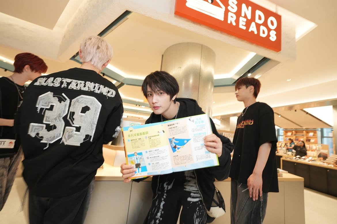 MakChunSingINA's tweet photo. 📸 260714 - XODIAC On thetwinshongkong Instagram Update

【品味生活提案 🗺️ 跟 XODIAC 探索 The Twins 質感美學空間】 

日前 XODIAC 現身 The Twins 雙子匯，展開一場關於服飾、香氣、閱讀與美食嘅品味探索。

🔗https://t.co/e7iLuJ9NEr

#SING #씽 #麥駿昇 #シン
#XODIAC #소디엑 https://t.co/piBSChrIQD