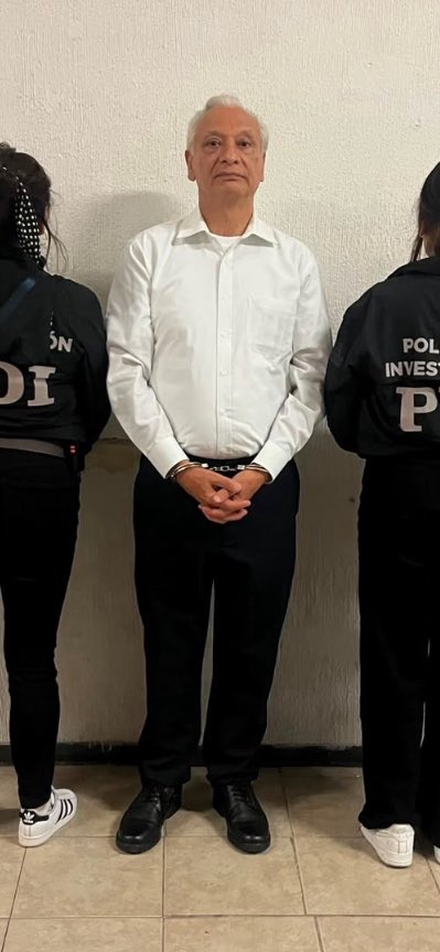 c4jimenez's tweet photo. LO DEJAN en LIBERTAD
Tras pasar 7 días preso, una jueza le permitió al exdirector de @Pemex Victor Rodríguez, llevar su proceso fuera de la cárcel.
La jueza le ordenó no salir del país, no acercarse a su víctima…
Rodríguez lloró y agradeció q le otorgaran el perdón.
La @Fiscalia_Mor lo acusa de violencia familiar.