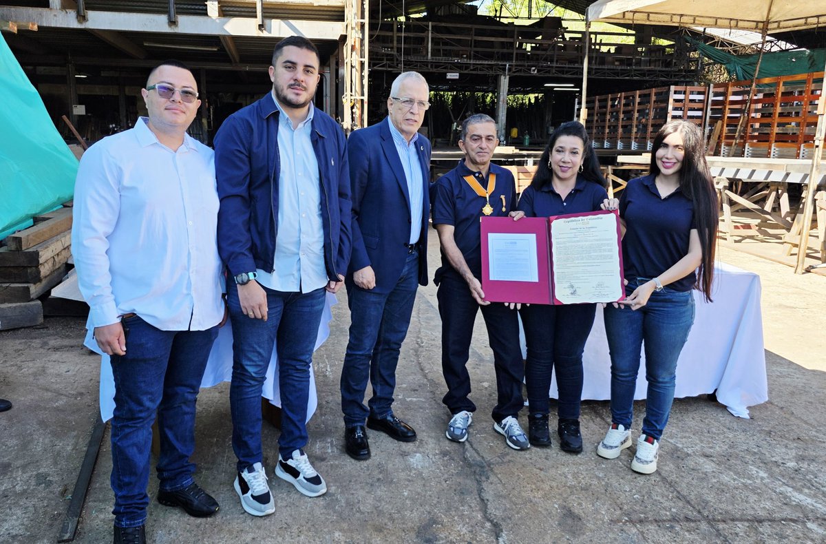 GermanBlancoA's tweet photo. (2) AMAGÁ 
@AlcaldiadeAmaga 

CARROCERIAS AMAGÁ 40 Años, ejemplo empresarial Suorestano que vale la pena resaltar y reconocer.

CONDECORACIÓN Orden del Congreso del @SenadoGovCo

Felicitaciones esposos Carlos Vélez y Dora Angel, Dios continúe iluminando su exitoso y social camino.

Mart 14 Jul 👇