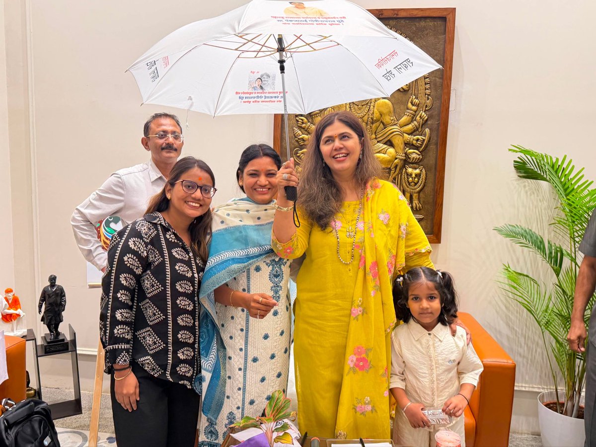 shabanashaikh_7's tweet photo. महाराष्ट्र राज्याच्या पर्यावरण व पशुसंवर्धन मंत्री आदरणीय पंकजाताई मुंडे यांची भेट घेतली.  
ताईंच्या शुभहस्ते छत्रीचे प्रकाशन करण्यात आले.  
ताईंचे मार्गदर्शन व आशीर्वाद सदैव प्रेरणादायी
@Pankajamunde tai https://t.co/95rX5m0Ymj